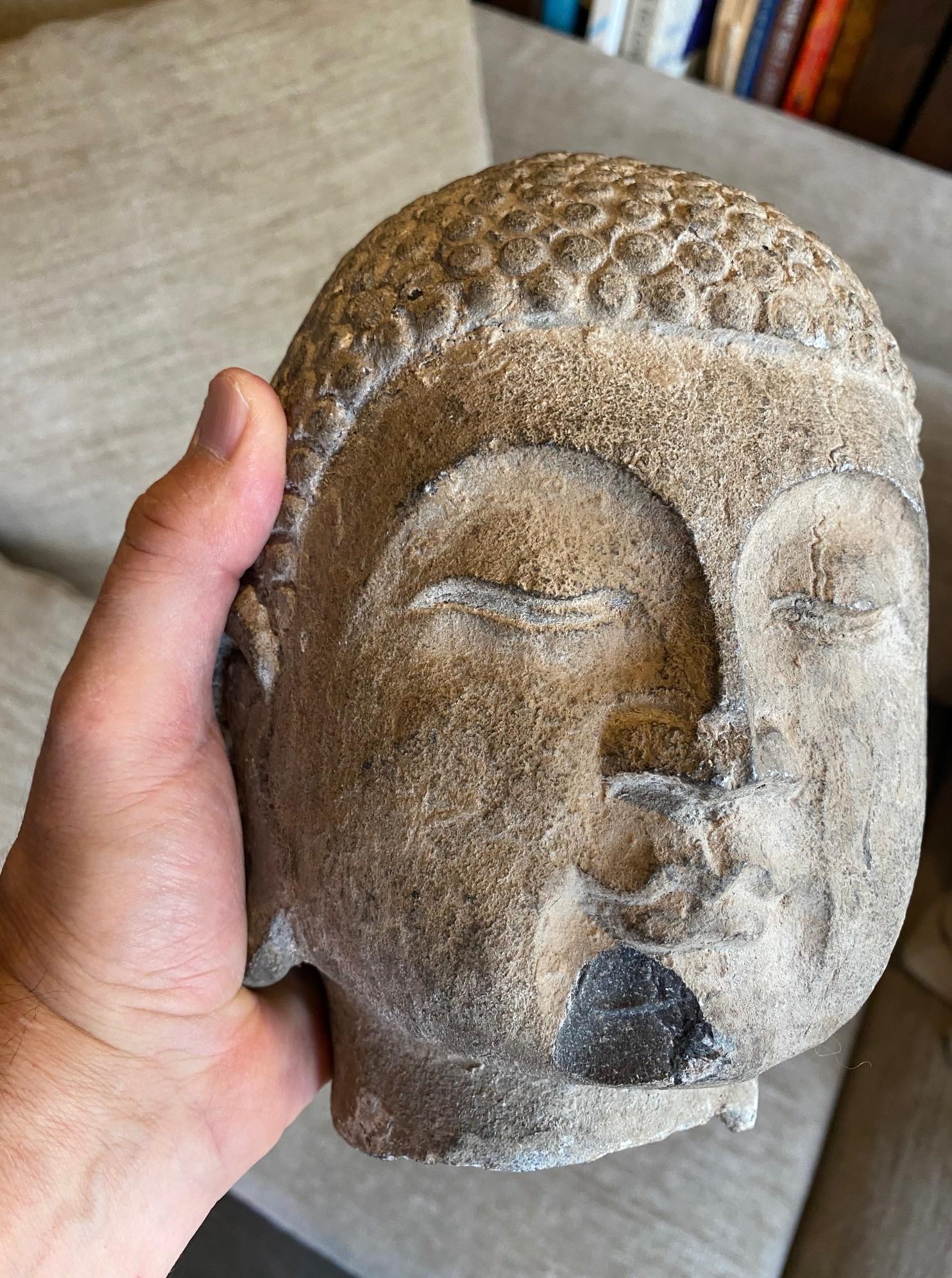 Scultura di pietra scolpita in un tempio buddista asiatico Testa di Buddha, XIX secolo in vendita 11