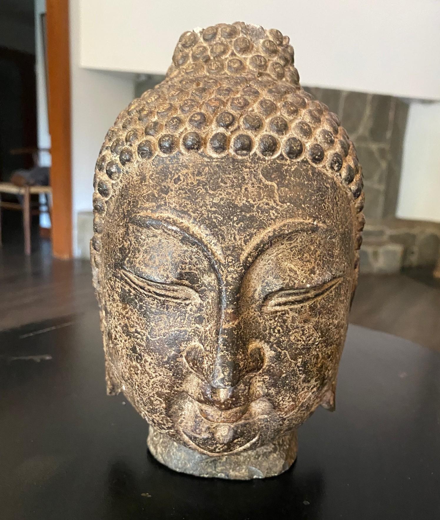 Eine wunderbare handgeschnitzte, in Stein gehauene antike südostasiatische Buddha-Kopf/Brust-Tempel/Schrein-Skulptur, möglicherweise aus der Region Thailand, Burma, Laos, aber vielleicht auch Japan.  Die Vintage-Arbeiten sind aus dunklem, fast