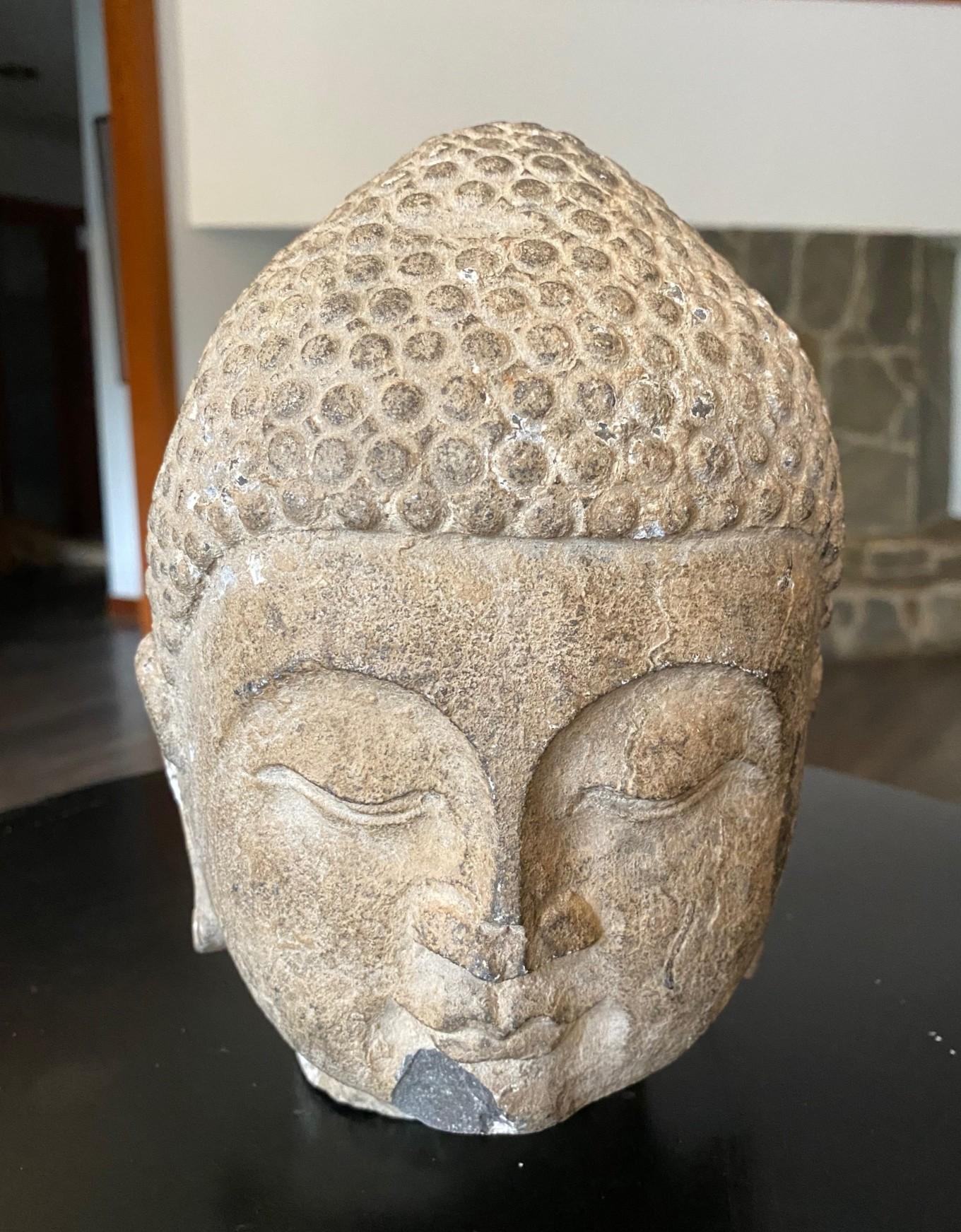 Una meravigliosa testa di Buddha/scultura da tempio/edicola del sud-est asiatico, scolpita a mano e intagliata nella pietra, forse proveniente dalla regione della Thailandia, della Birmania e del Laos, ma forse anche dal Giappone/Cina.  L'opera
