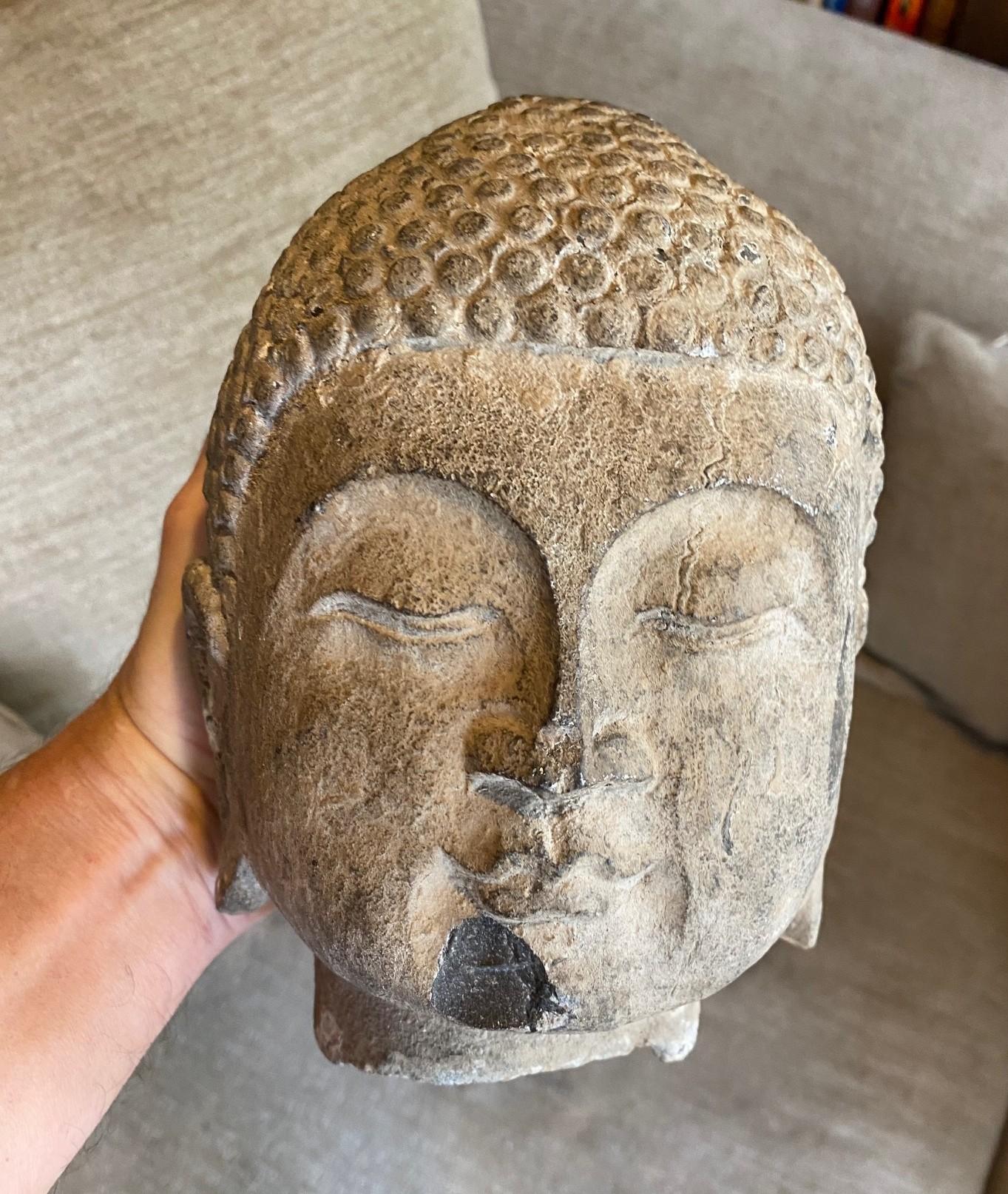 Scultura di pietra scolpita in un tempio buddista asiatico Testa di Buddha, XIX secolo in vendita 14