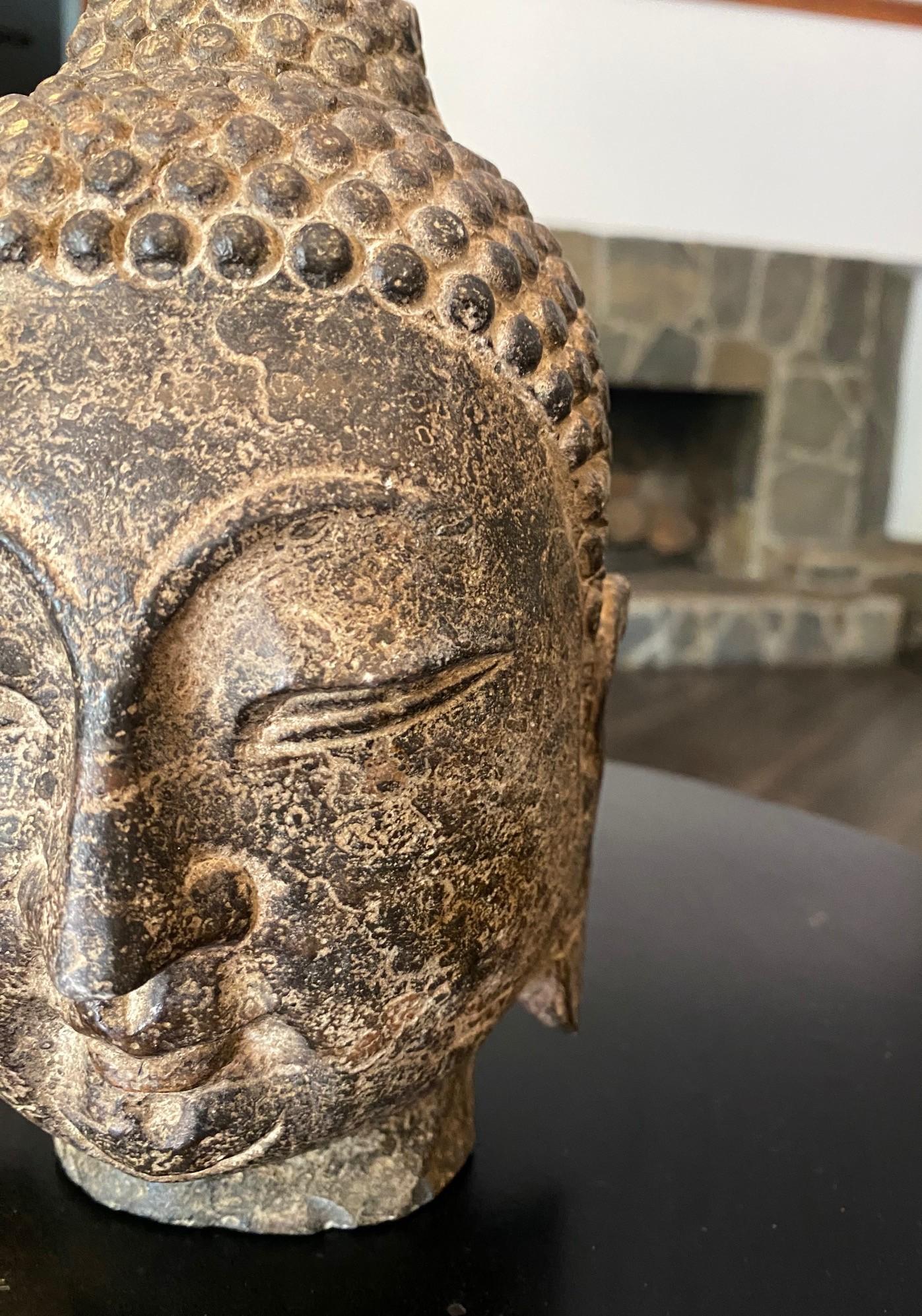 In Stein gehauene asiatische buddhistische Tempelskulptur Statue Kopf des Buddha, 19. (Volkskunst) im Angebot