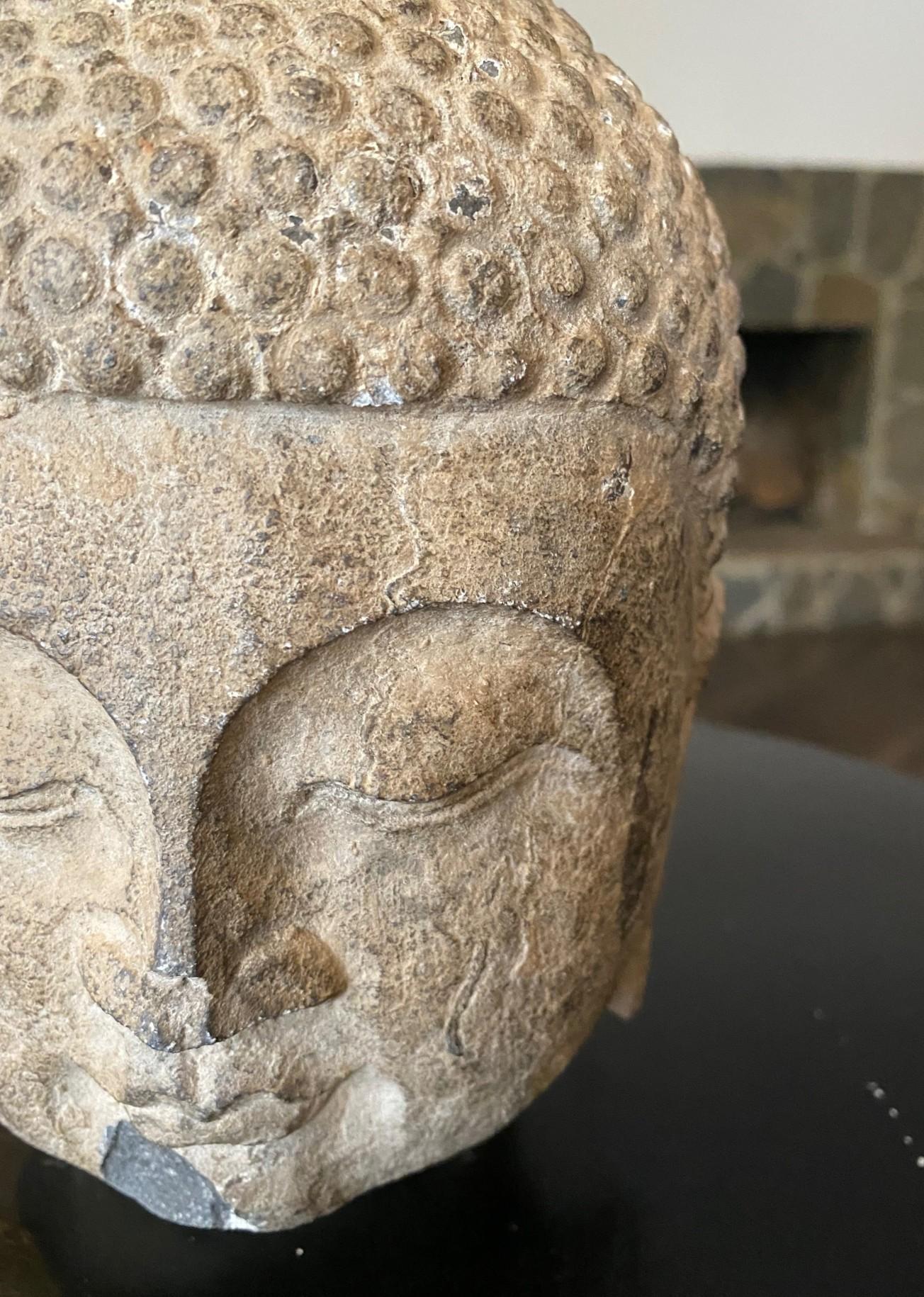 Arte popolare Scultura di pietra scolpita in un tempio buddista asiatico Testa di Buddha, XIX secolo in vendita