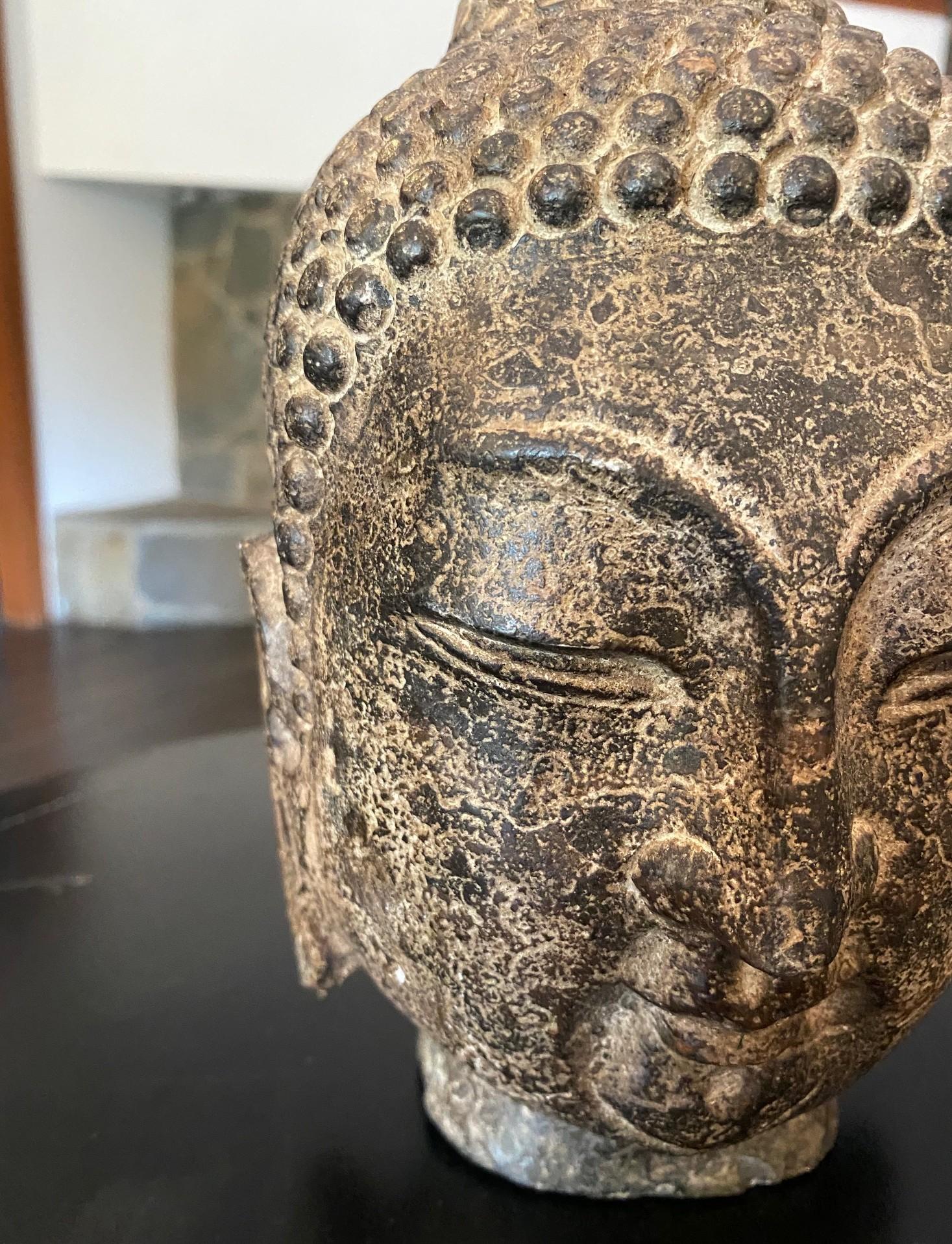 In Stein gehauene asiatische buddhistische Tempelskulptur Statue Kopf des Buddha, 19. (Asiatisch) im Angebot