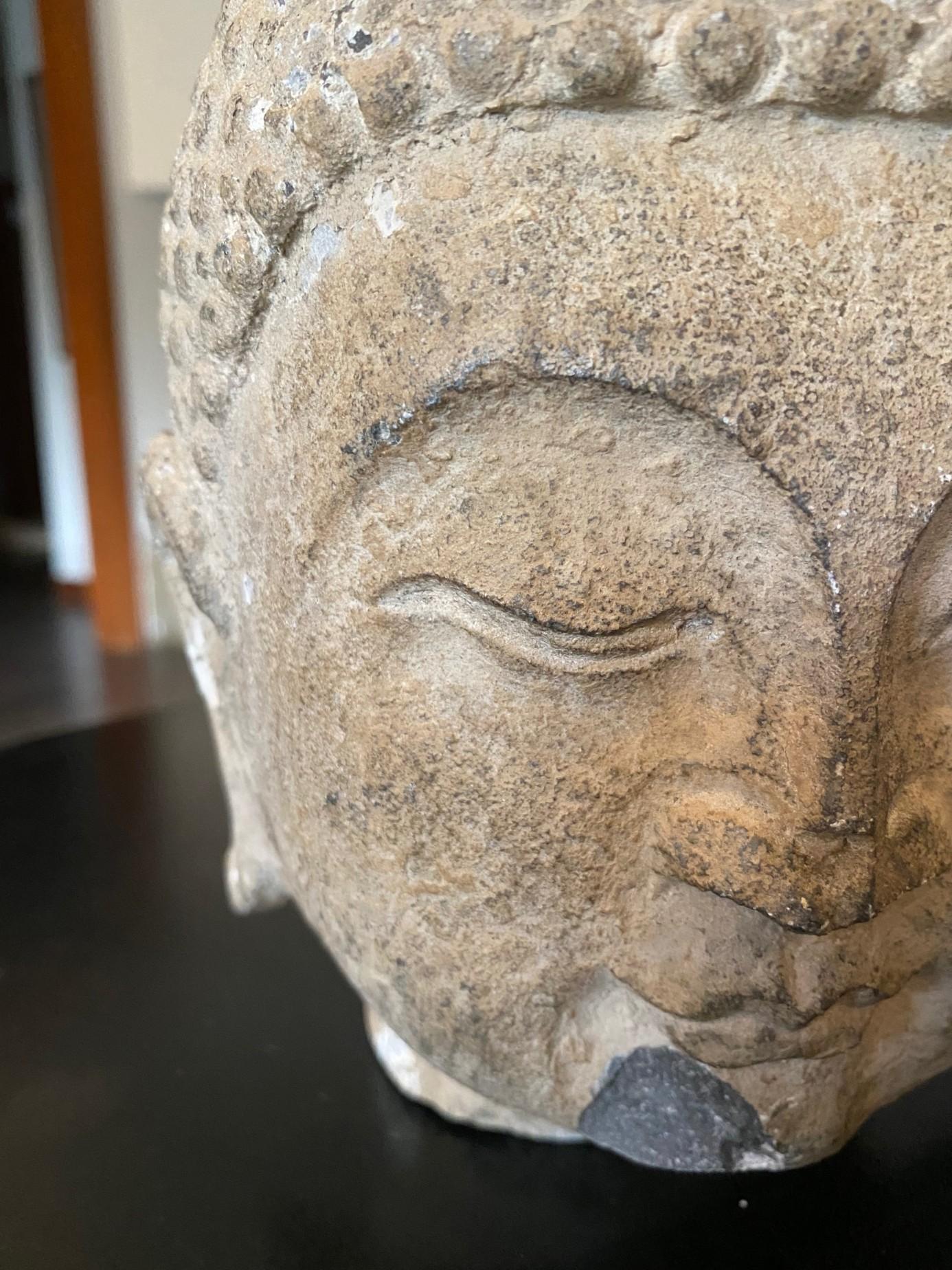 Intagliato a mano Scultura di pietra scolpita in un tempio buddista asiatico Testa di Buddha, XIX secolo in vendita