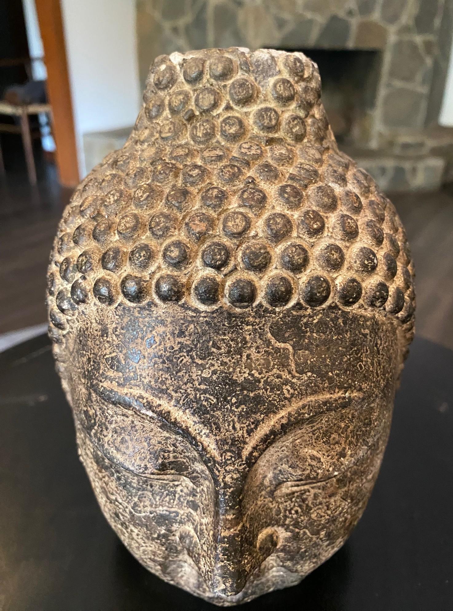 In Stein gehauene asiatische buddhistische Tempelskulptur Statue Kopf des Buddha, 19. (Handgeschnitzt) im Angebot
