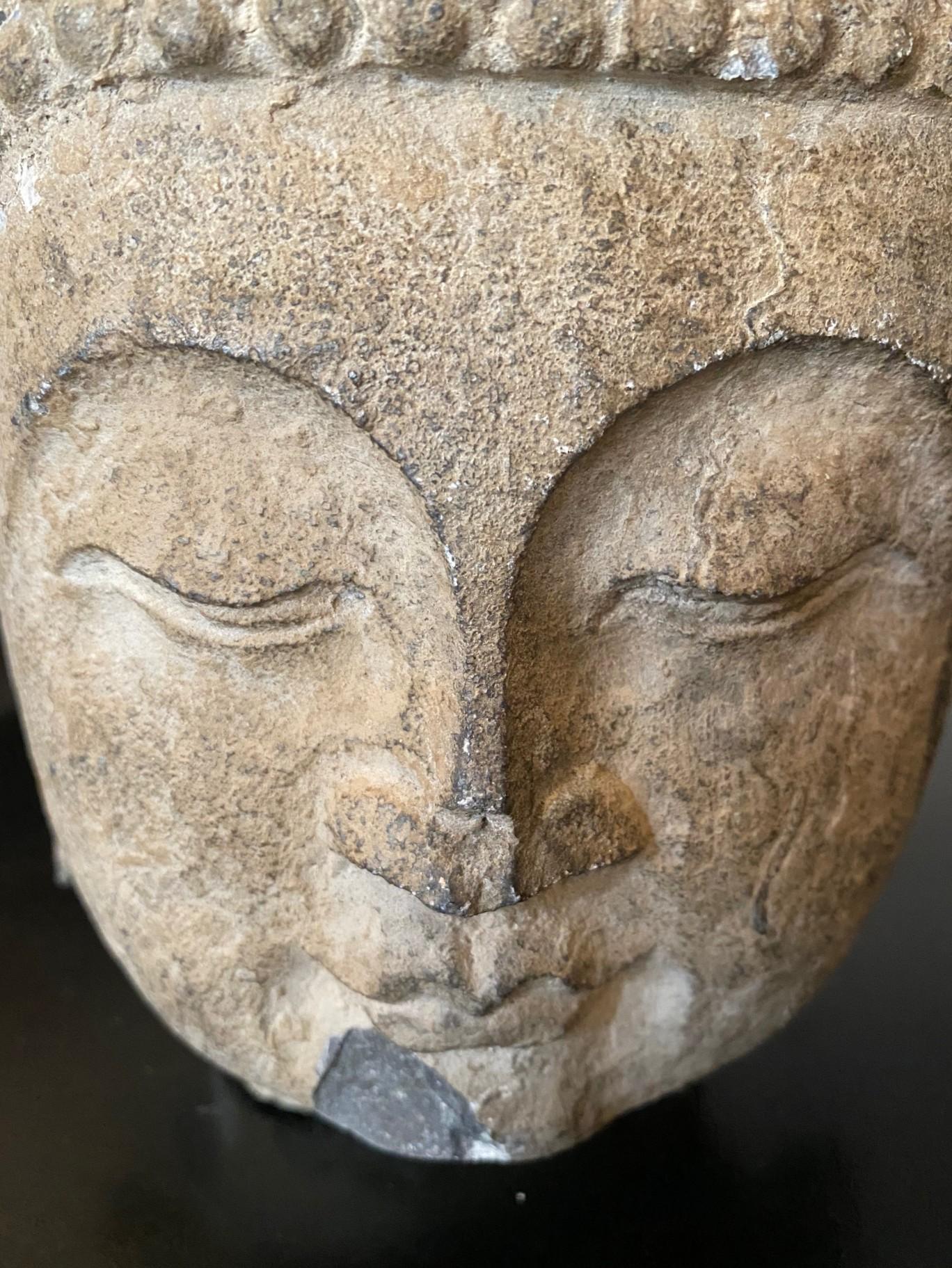 Scultura di pietra scolpita in un tempio buddista asiatico Testa di Buddha, XIX secolo In condizioni buone in vendita a Studio City, CA