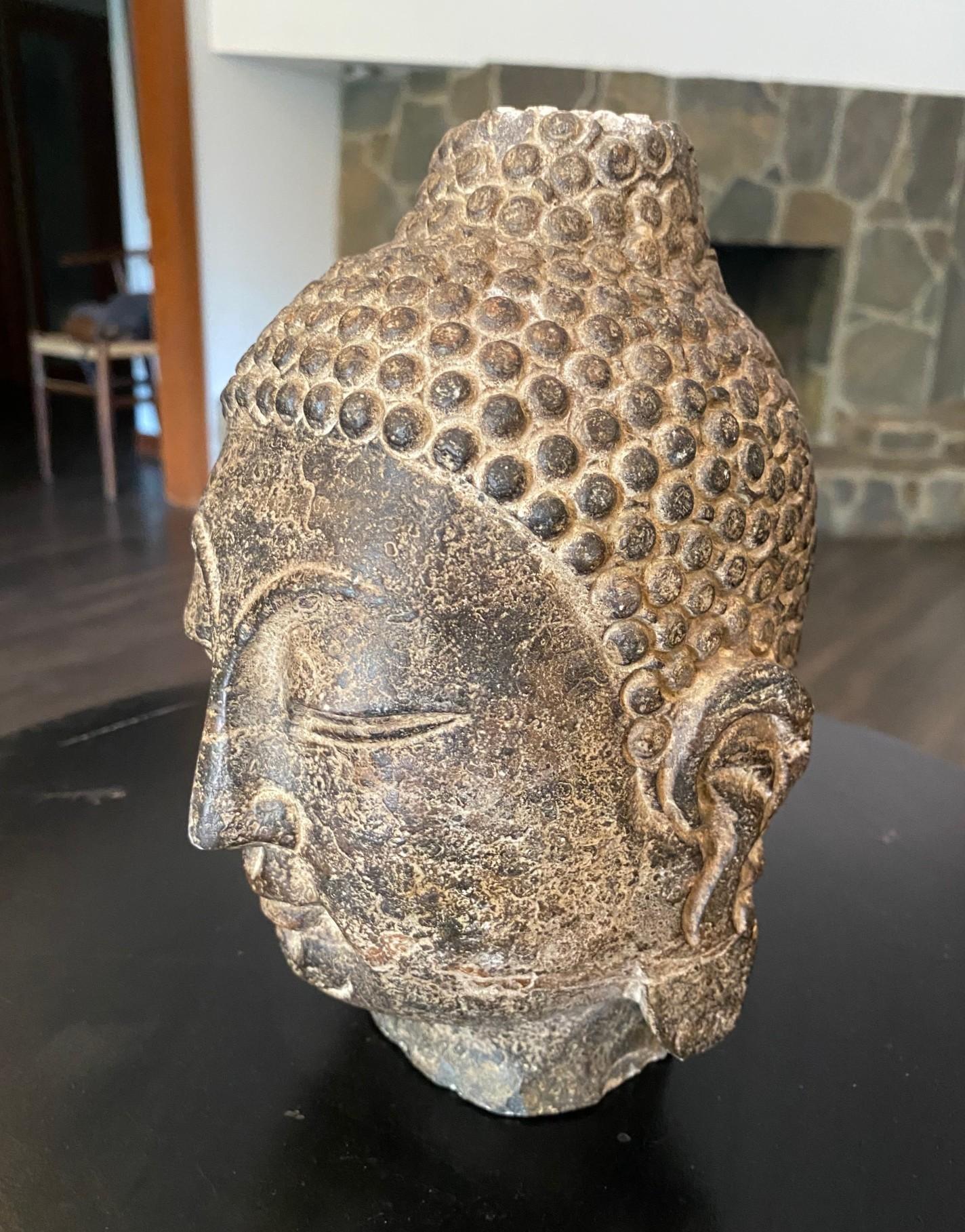 In Stein gehauene asiatische buddhistische Tempelskulptur Statue Kopf des Buddha, 19. im Zustand „Gut“ im Angebot in Studio City, CA
