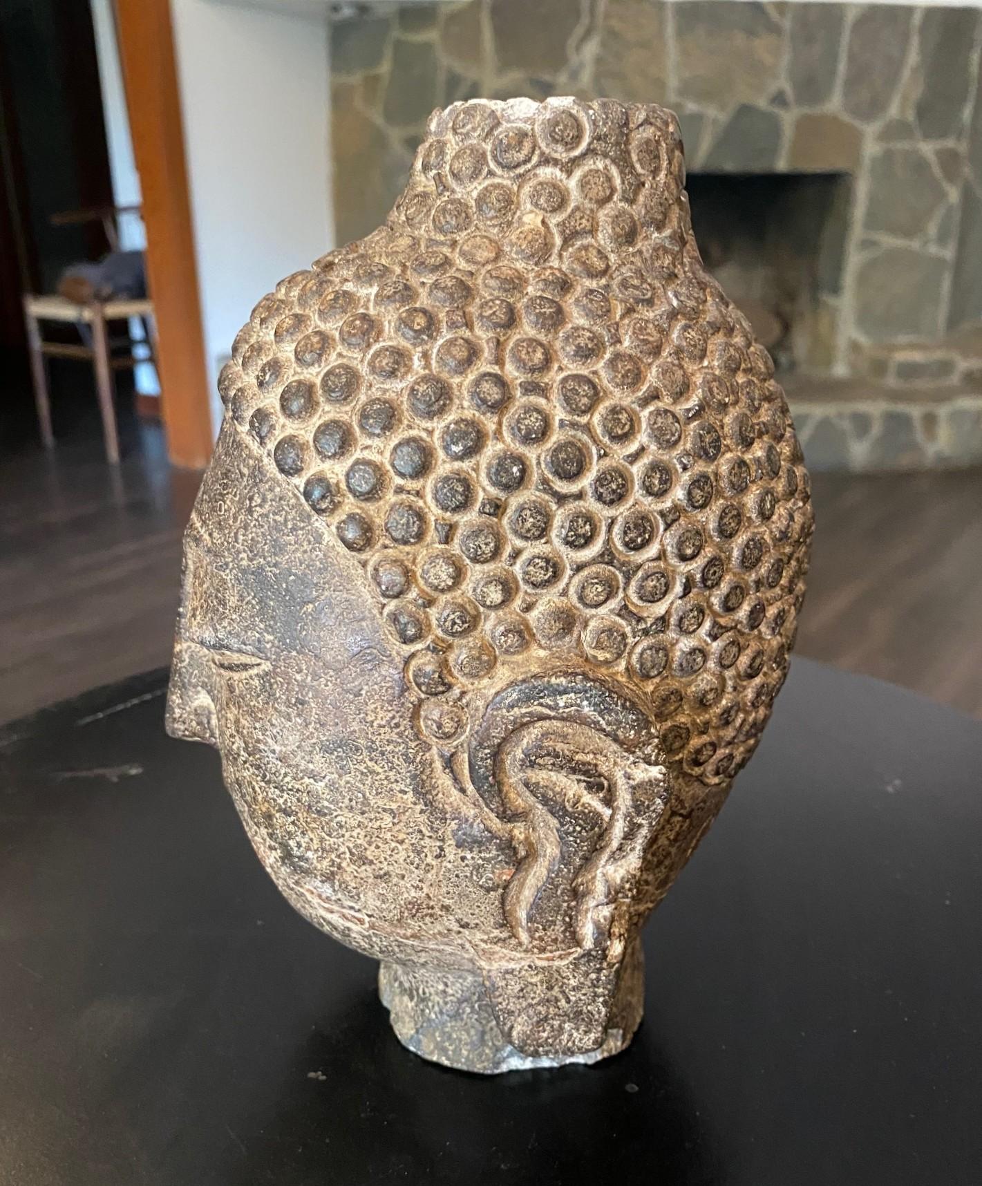 In Stein gehauene asiatische buddhistische Tempelskulptur Statue Kopf des Buddha, 19. (19. Jahrhundert) im Angebot