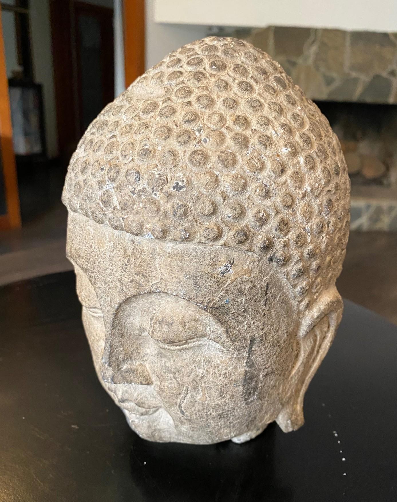 Scultura di pietra scolpita in un tempio buddista asiatico Testa di Buddha, XIX secolo in vendita 1