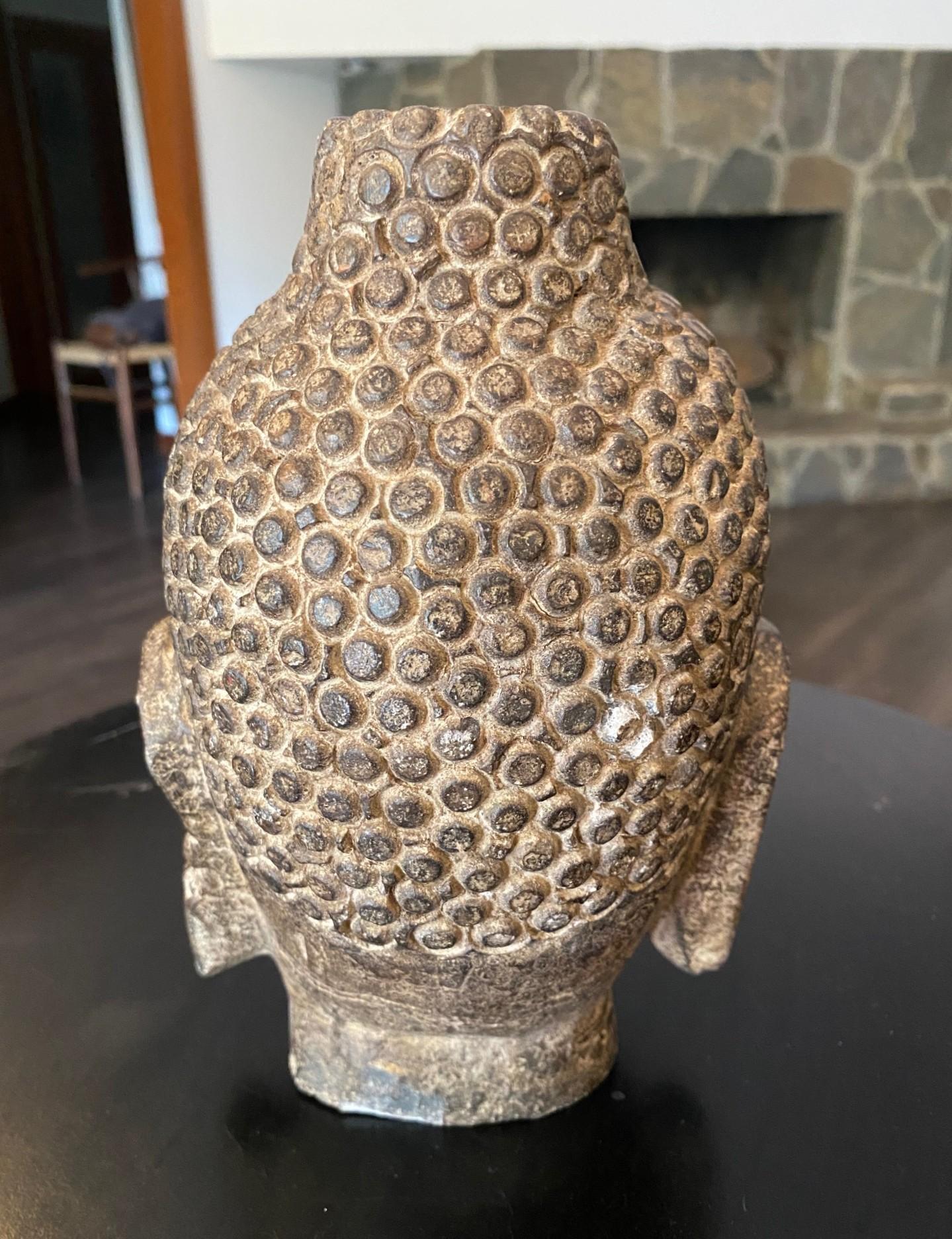 In Stein gehauene asiatische buddhistische Tempelskulptur Statue Kopf des Buddha, 19. im Angebot 1