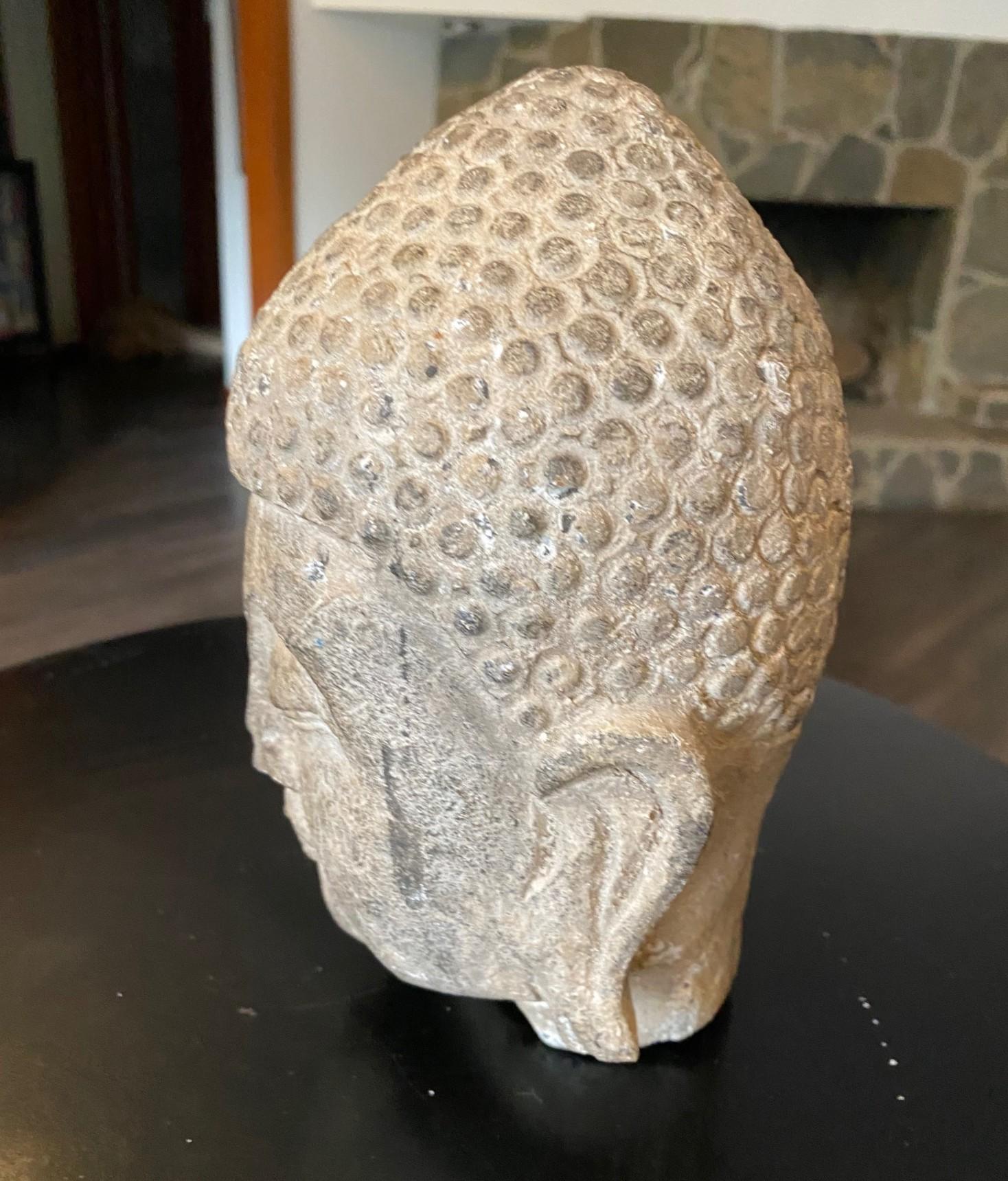 Scultura di pietra scolpita in un tempio buddista asiatico Testa di Buddha, XIX secolo in vendita 2