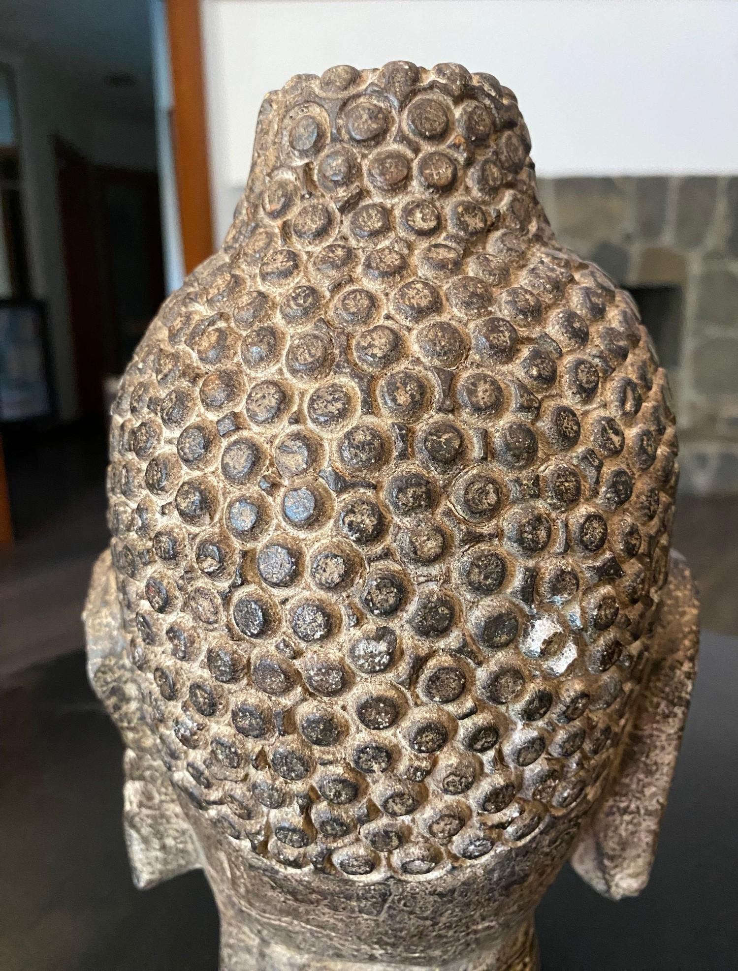 In Stein gehauene asiatische buddhistische Tempelskulptur Statue Kopf des Buddha, 19. im Angebot 2