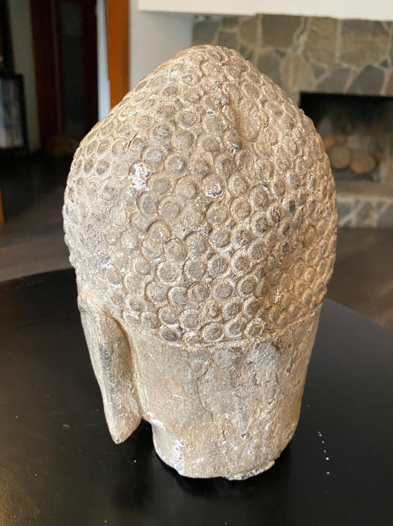 Scultura di pietra scolpita in un tempio buddista asiatico Testa di Buddha, XIX secolo in vendita 3