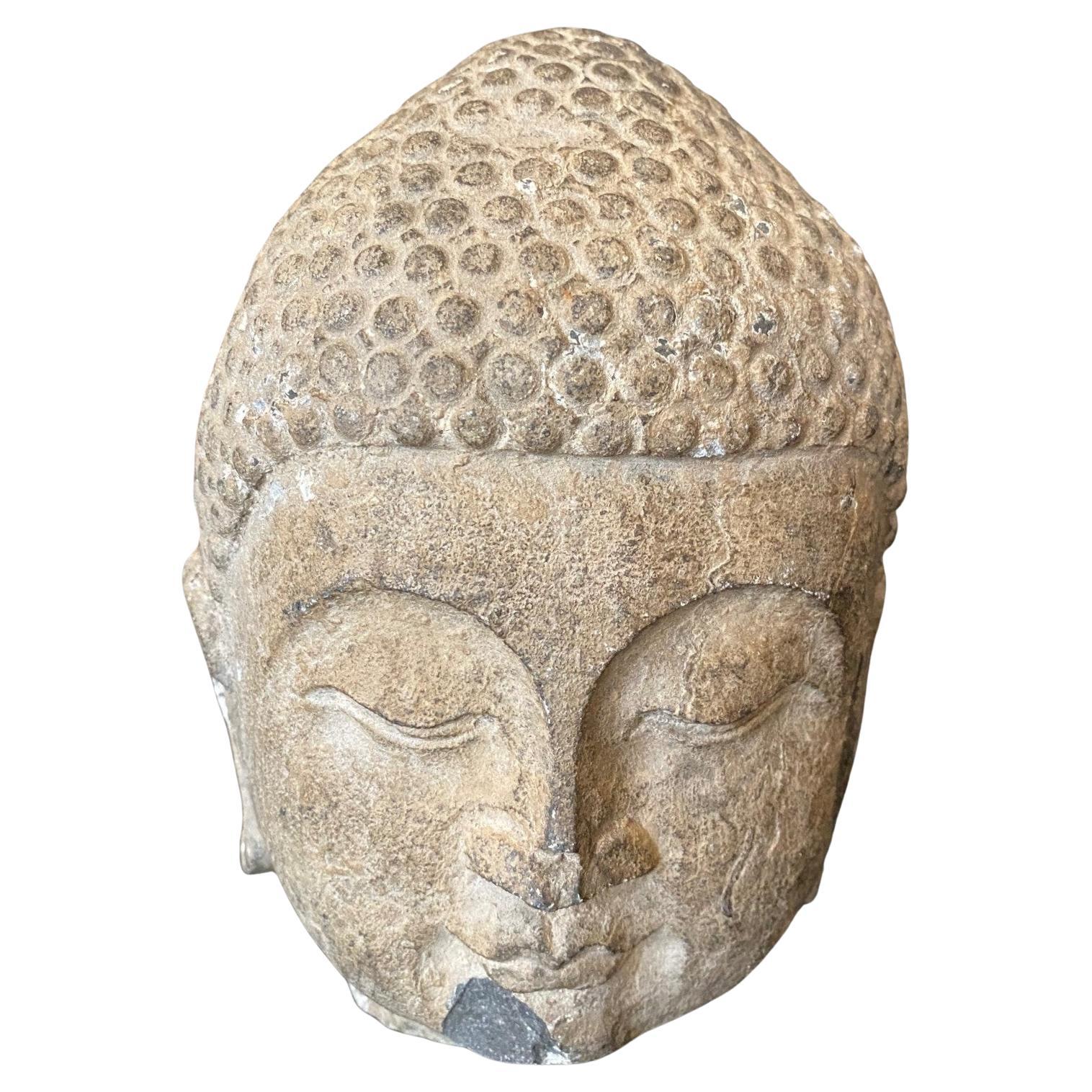 Scultura di pietra scolpita in un tempio buddista asiatico Testa di Buddha, XIX secolo