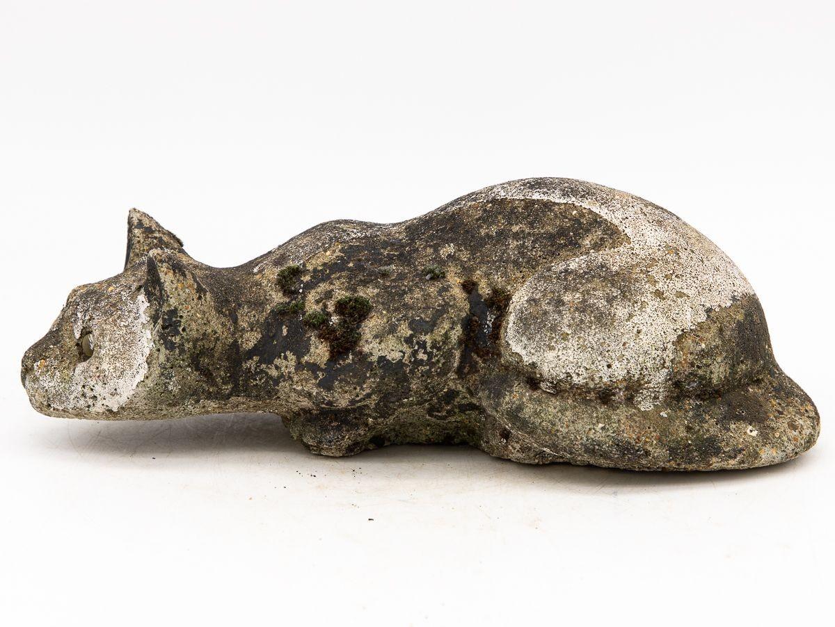 Diese französische Komposit-Steinkatze aus den 1960er Jahren verkörpert katzenartige Anmut und Beweglichkeit, eingefroren in einer fesselnden Jagdpose. Sein schlankes, niedriges Profil und die in Erwartung eines Angriffs zusammengerollten