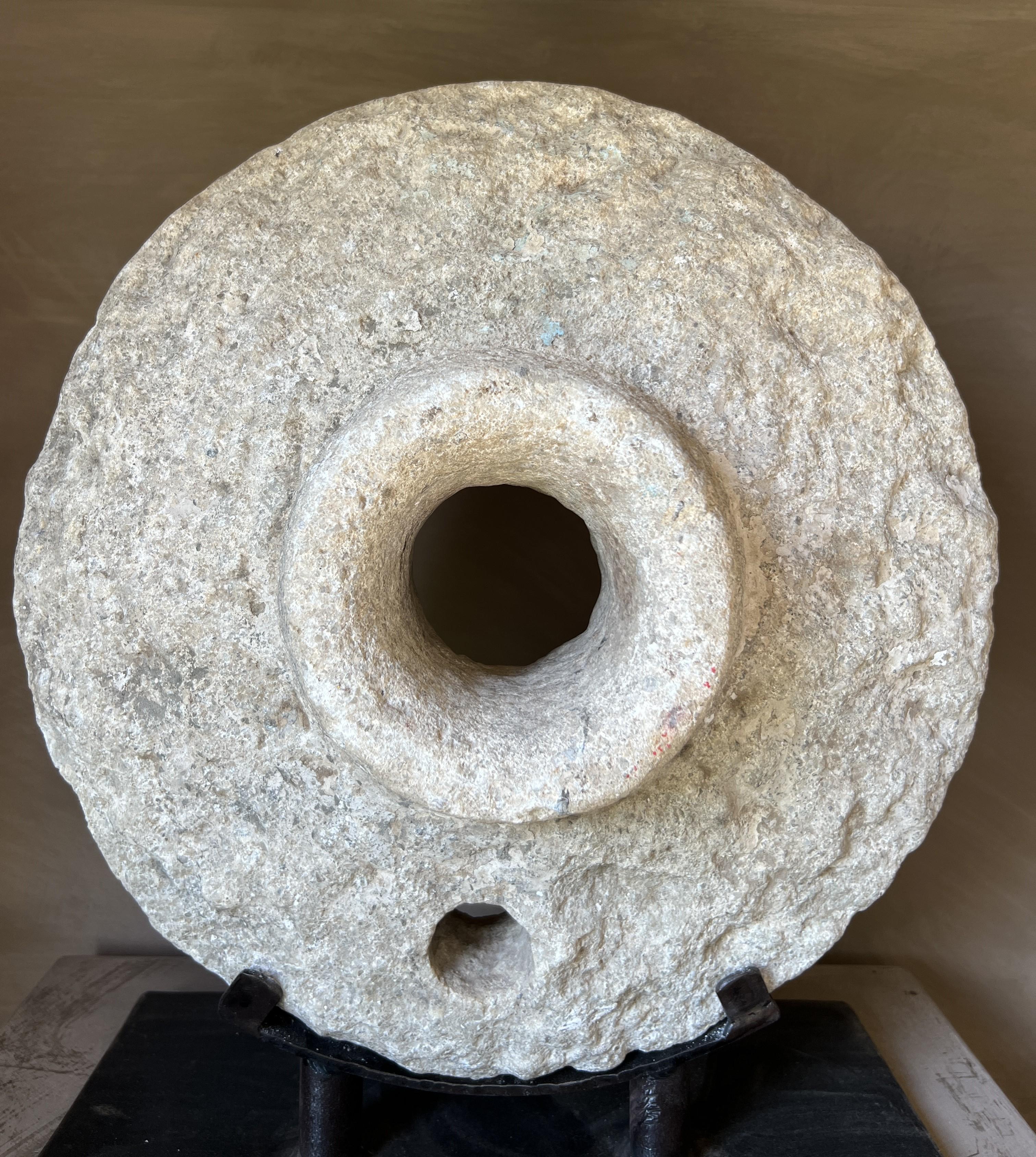 Objet primitif circulaire pierre en vente 1