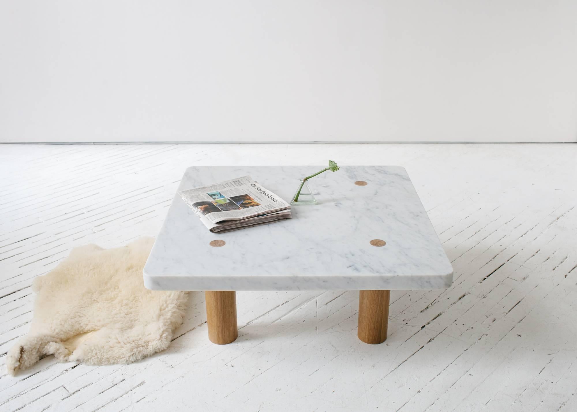 Table basse colonne en marbre de Carrare et bois de chêne blanc par Fort Standard Neuf - En vente à Brooklyn, NY