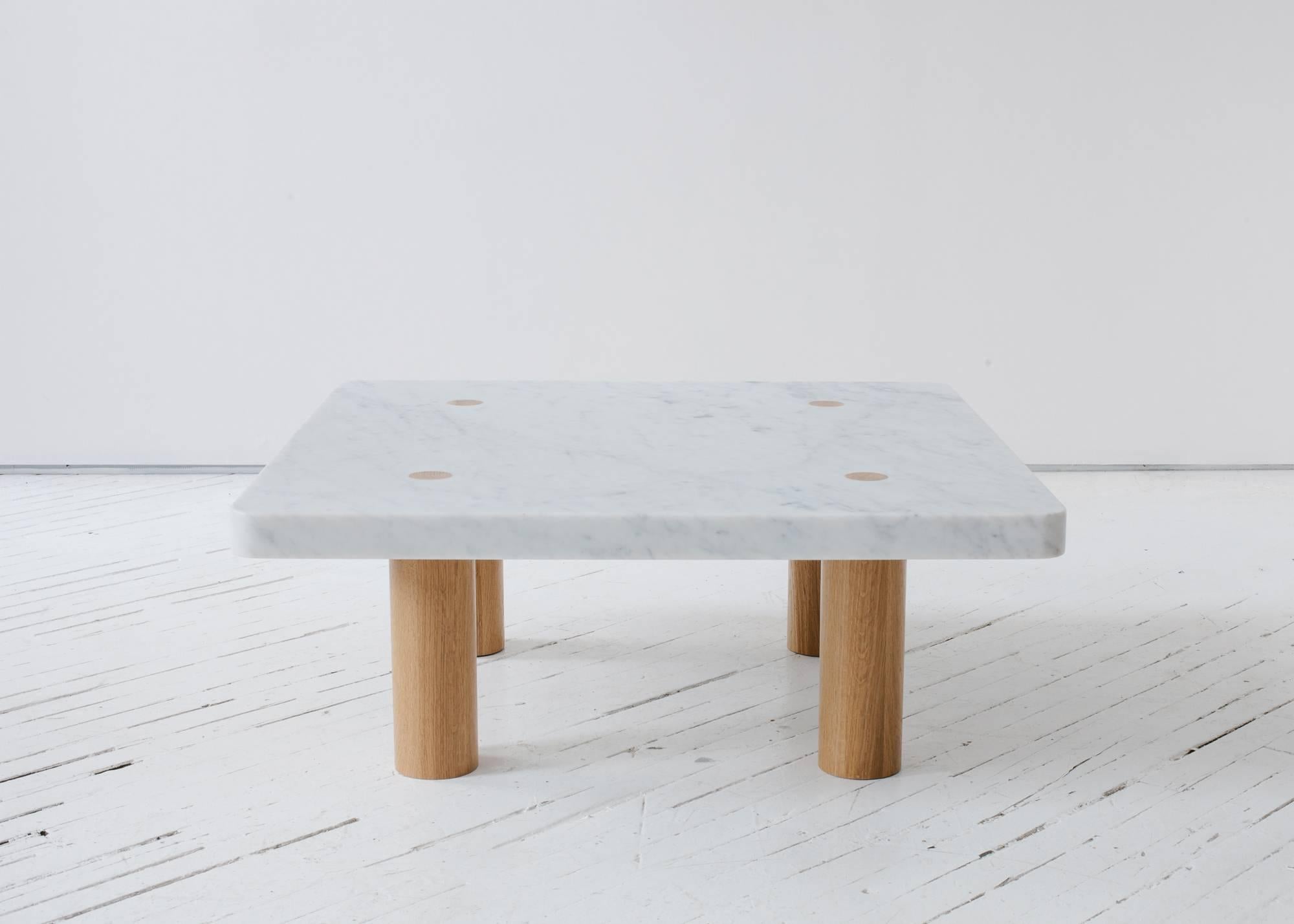 XXIe siècle et contemporain Table basse colonne en marbre de Carrare et bois de chêne blanc par Fort Standard en vente