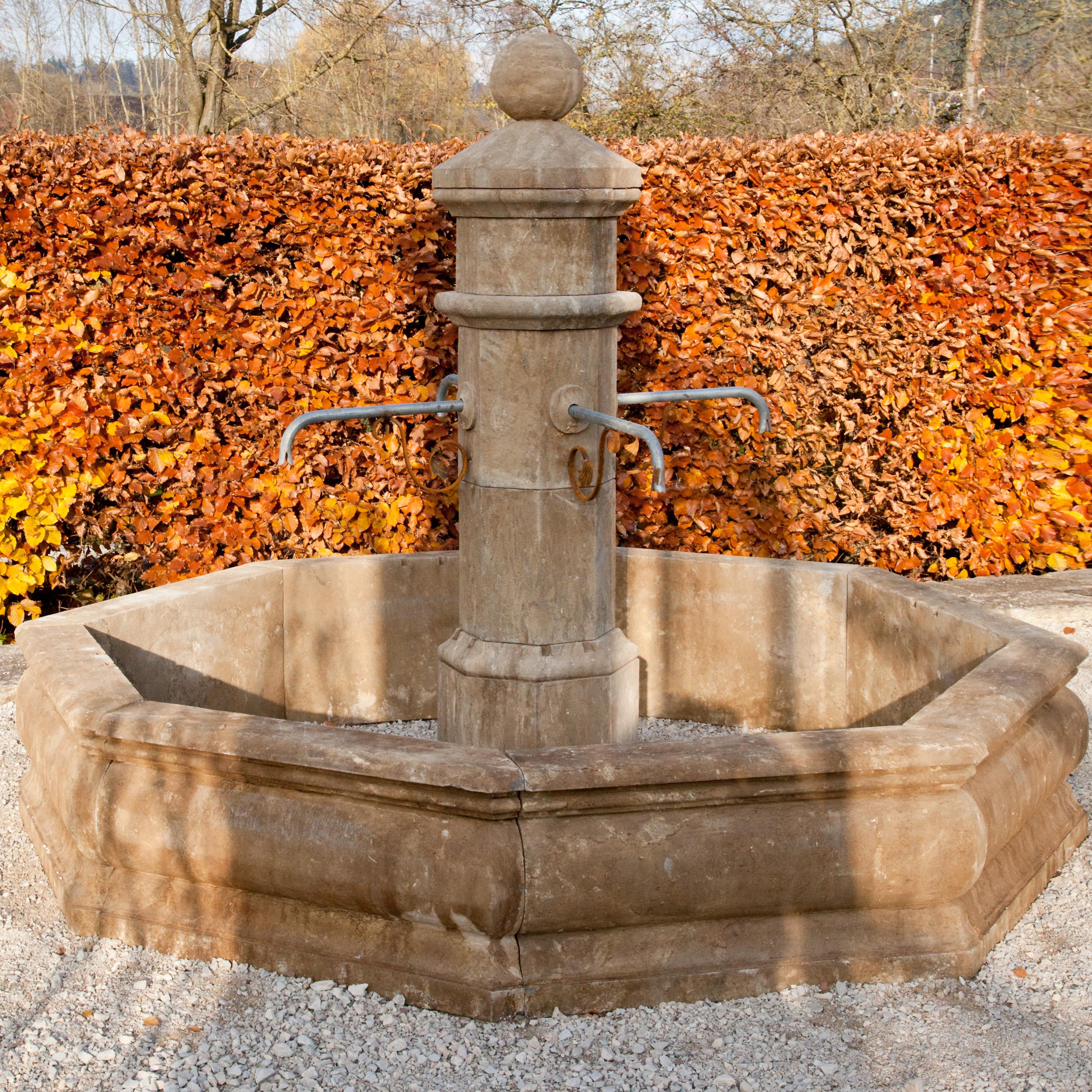 Stone Court Fountain, 21st Century In Good Condition In Greding, DE