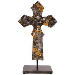 Croix en pierre montée sur un support en acier