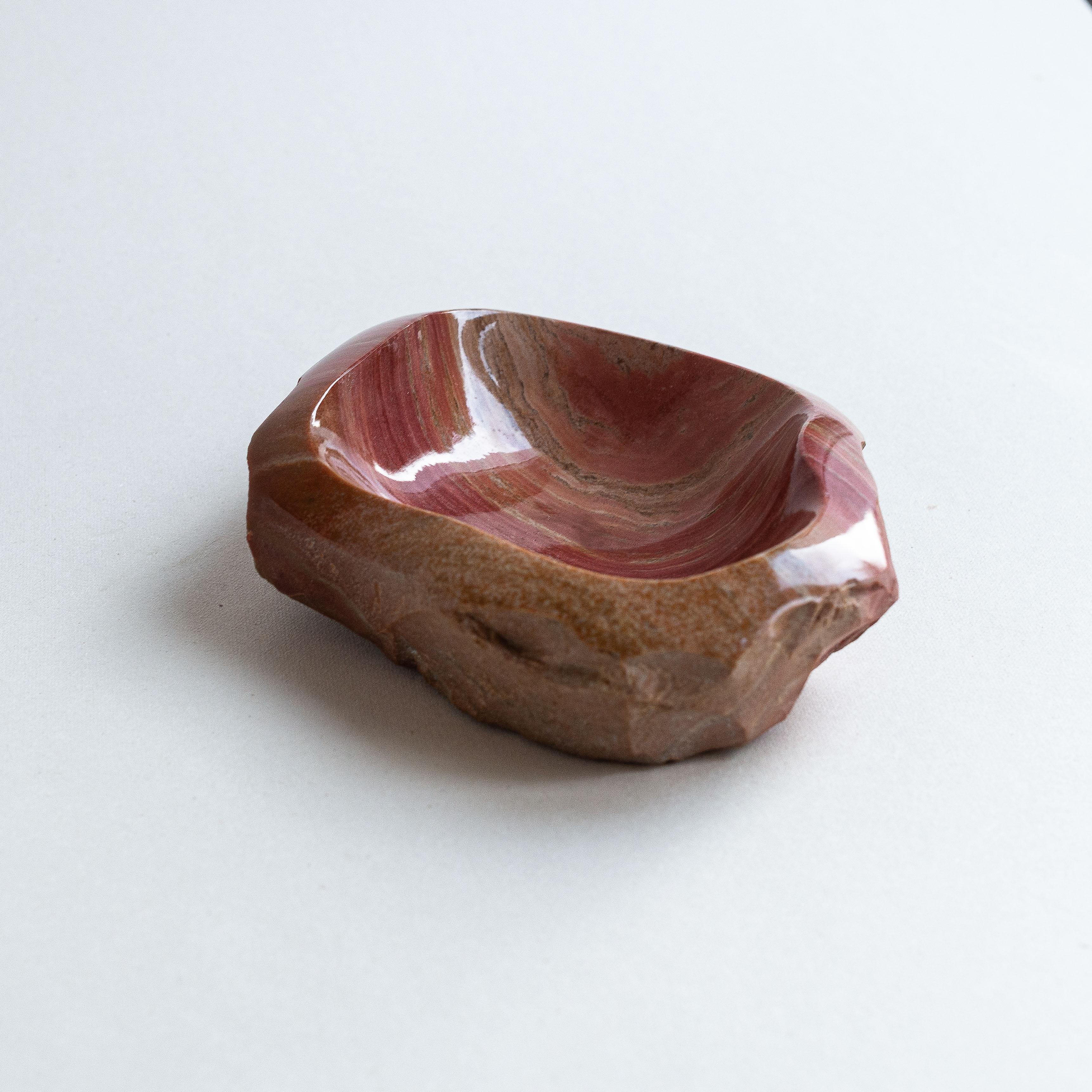 Cuenco decorativo de piedra, jaspe rojo, Francia Década de 1970.

Cuenco o baratija de jaspe rojo de forma libre.

Su superficie superior está pulida hasta conseguir un acabado brillante, que resalta el rico color rojo de la piedra y sus dibujos de