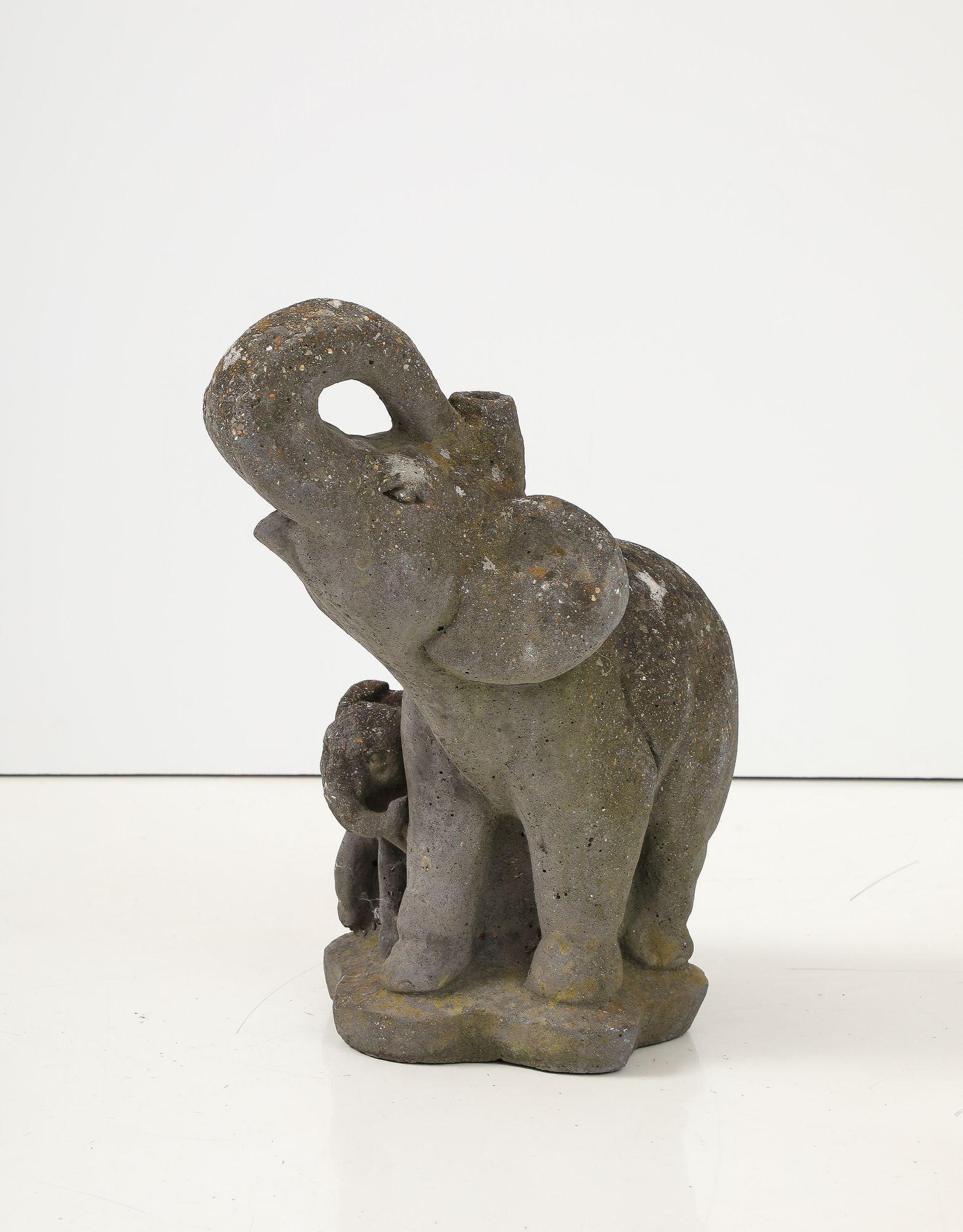 Ornement de jardin en pierre représentant une mère et un bébé éléphant, France, milieu du 20e siècle en vente 4