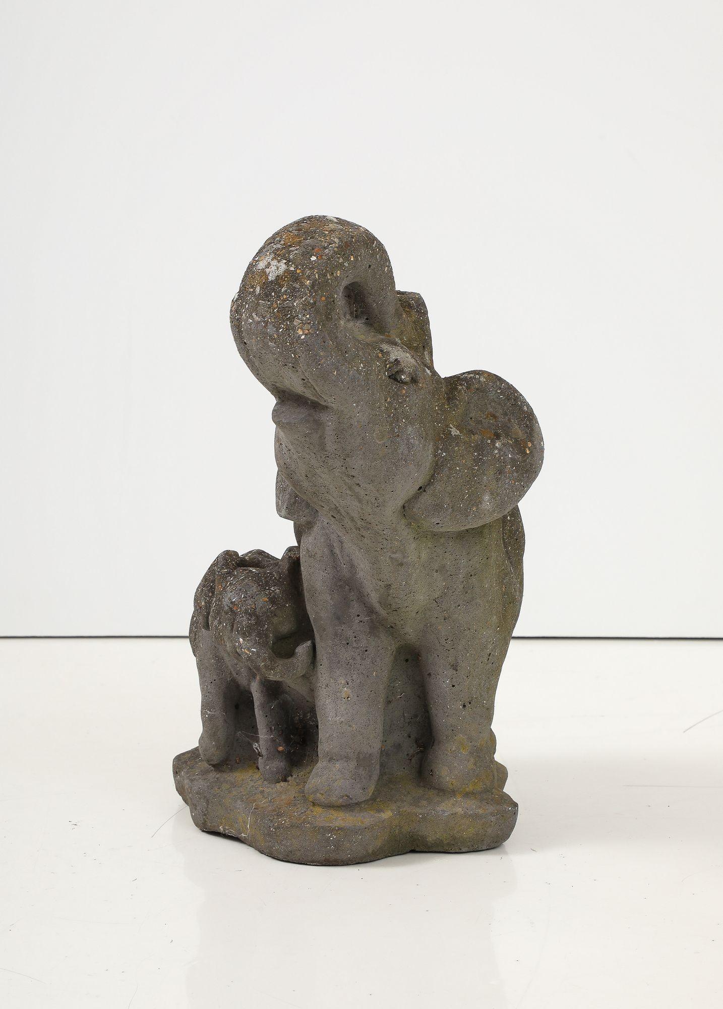 Ornement de jardin en pierre représentant une mère et un bébé éléphant, France, milieu du 20e siècle en vente 6