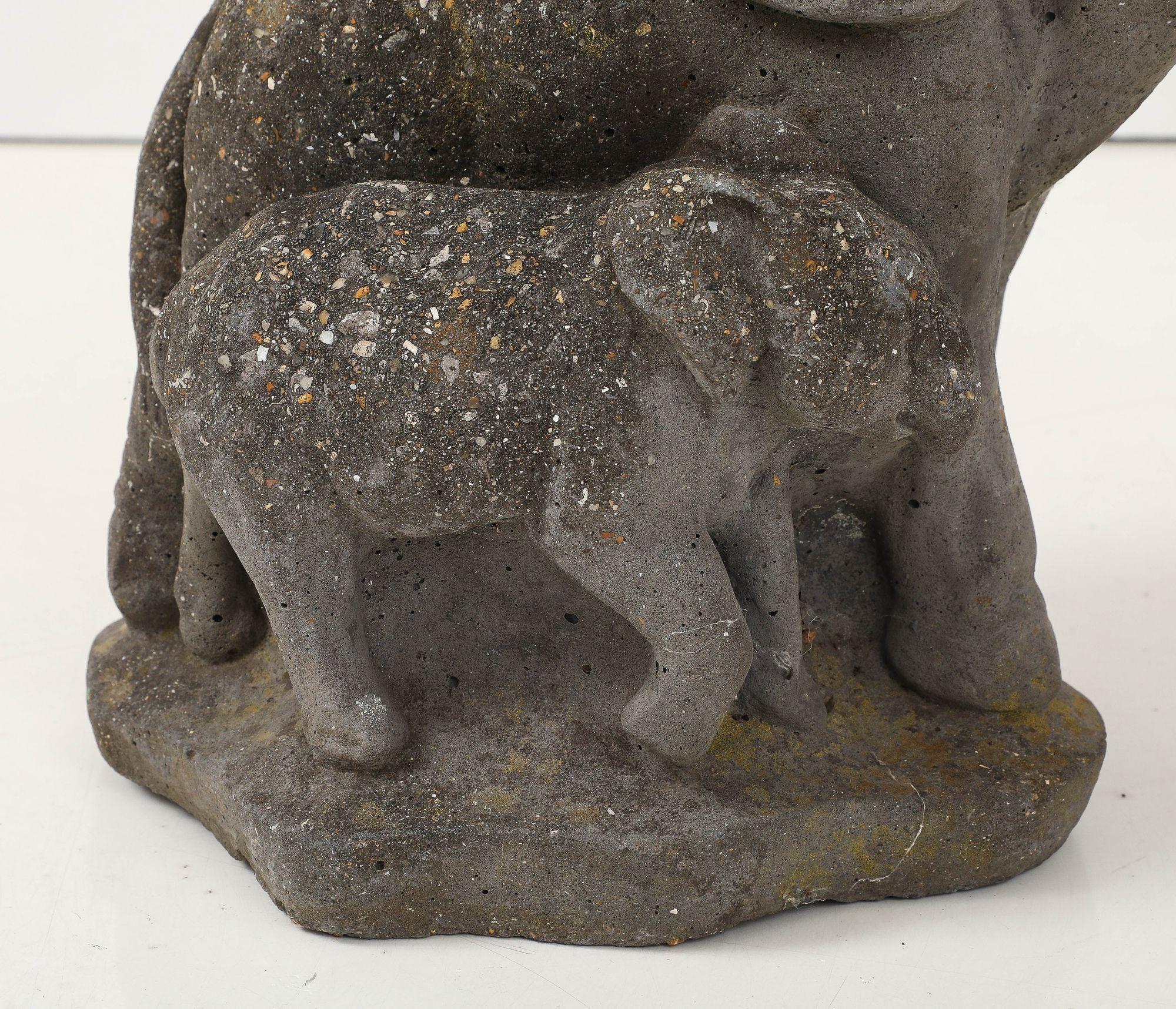 Ornement de jardin en pierre représentant une mère et un bébé éléphant, France, milieu du 20e siècle Bon état - En vente à South Salem, NY