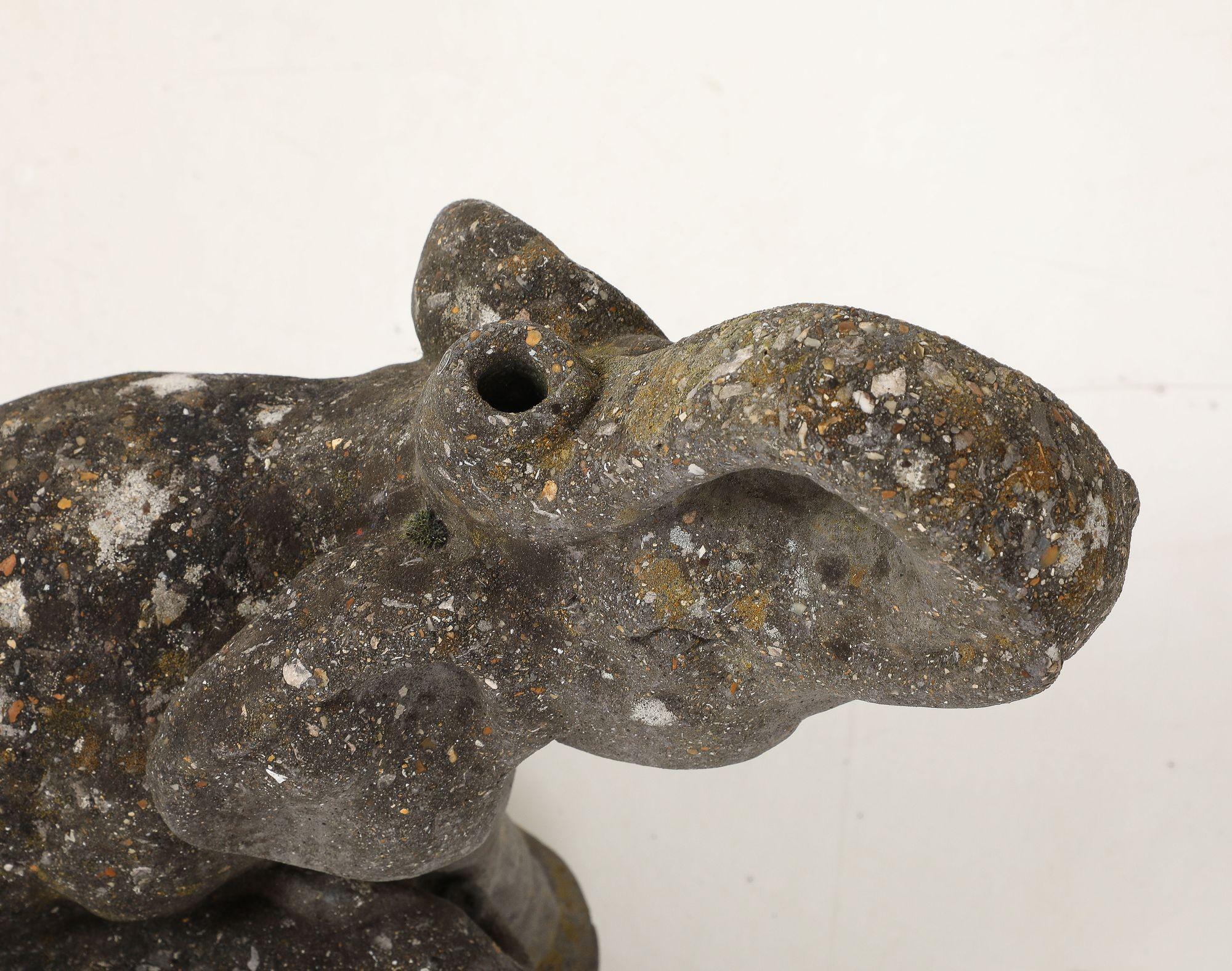 Béton Ornement de jardin en pierre représentant une mère et un bébé éléphant, France, milieu du 20e siècle en vente