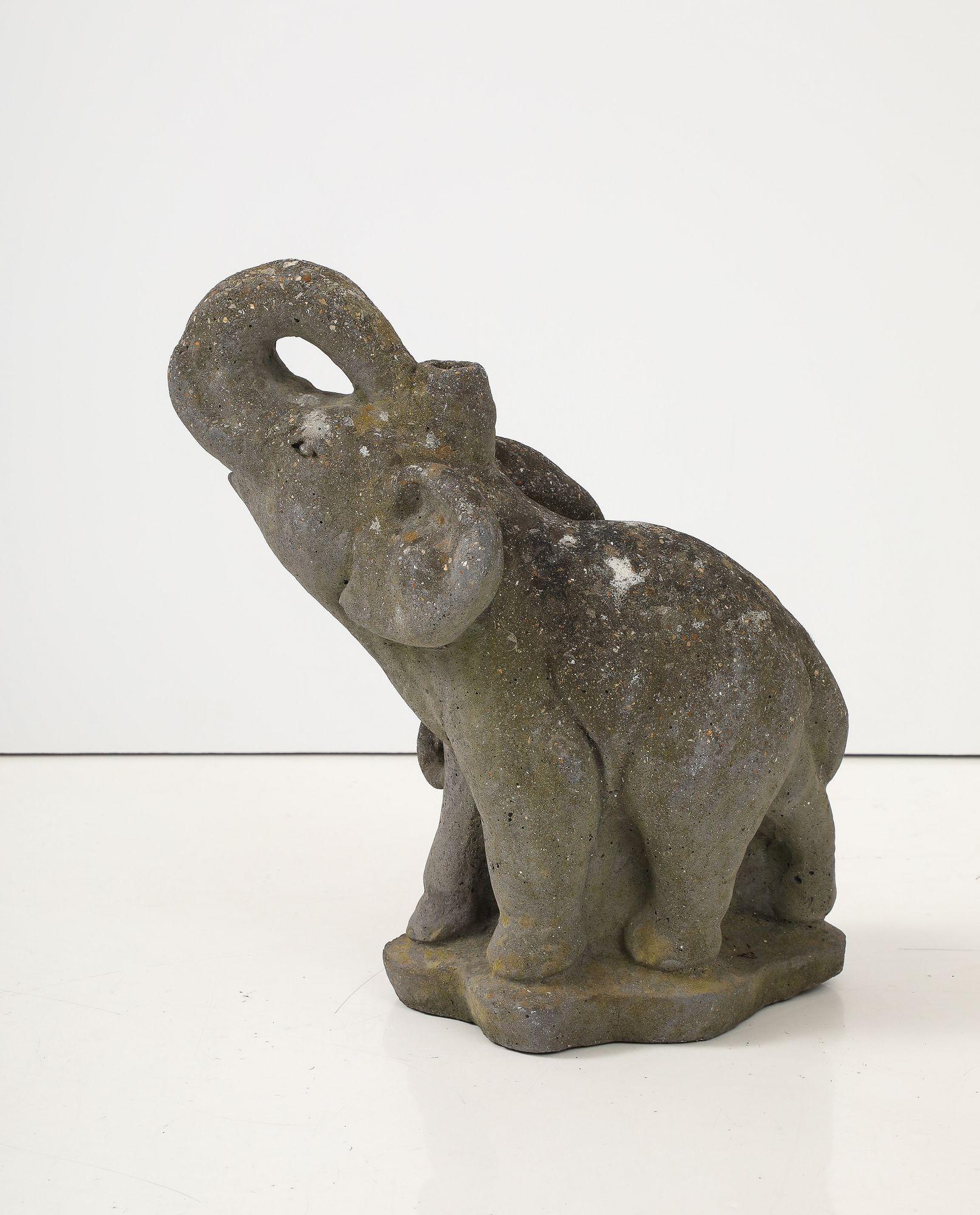 Ornement de jardin en pierre représentant une mère et un bébé éléphant, France, milieu du 20e siècle en vente 3