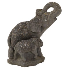 Adorno de jardín en forma de elefante de piedra con madre y bebé, French mid 20th C.