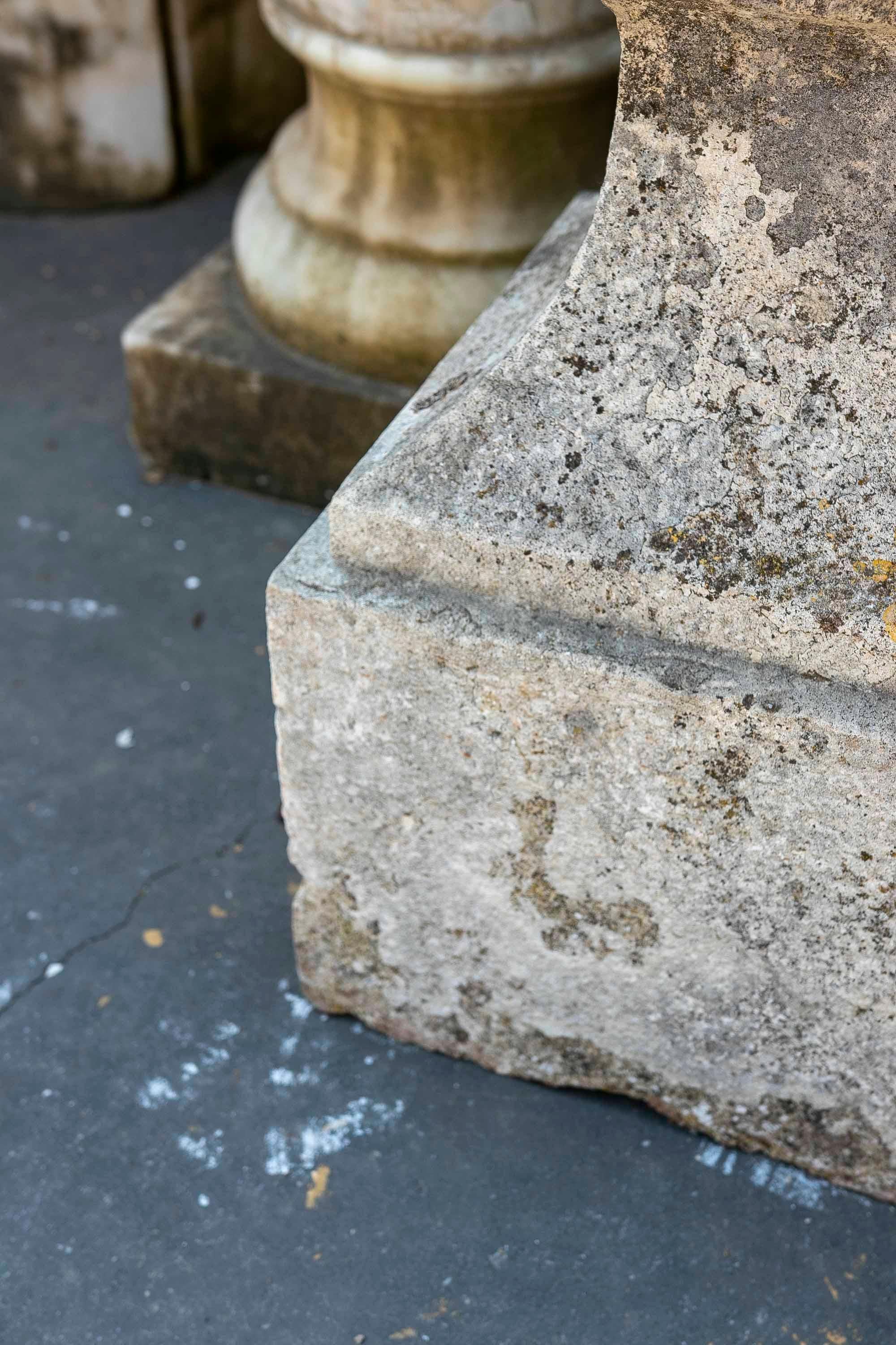 Épis de faîtage en pierre avec décoration godronnée sur le dessus et base carrée en vente 7