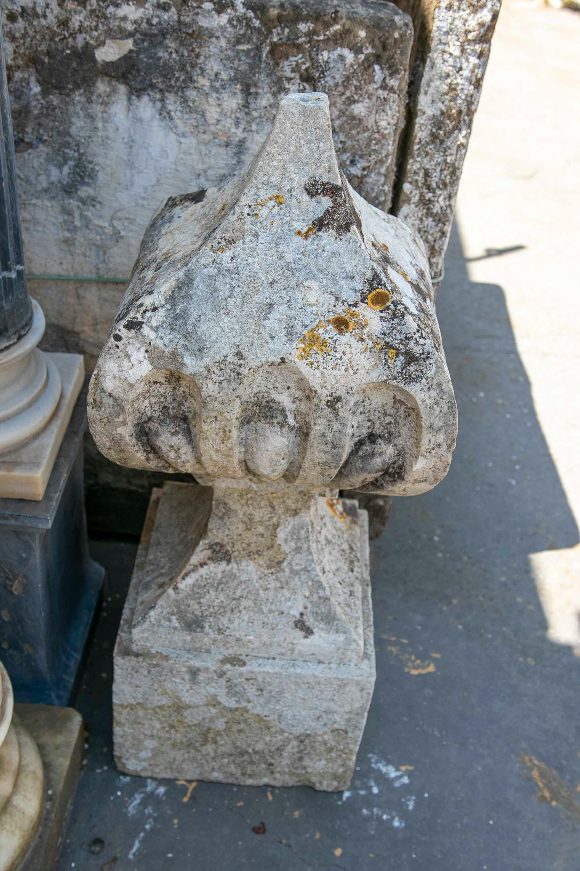 Épis de faîtage en pierre avec décoration godronnée sur le dessus et base carrée en vente 14