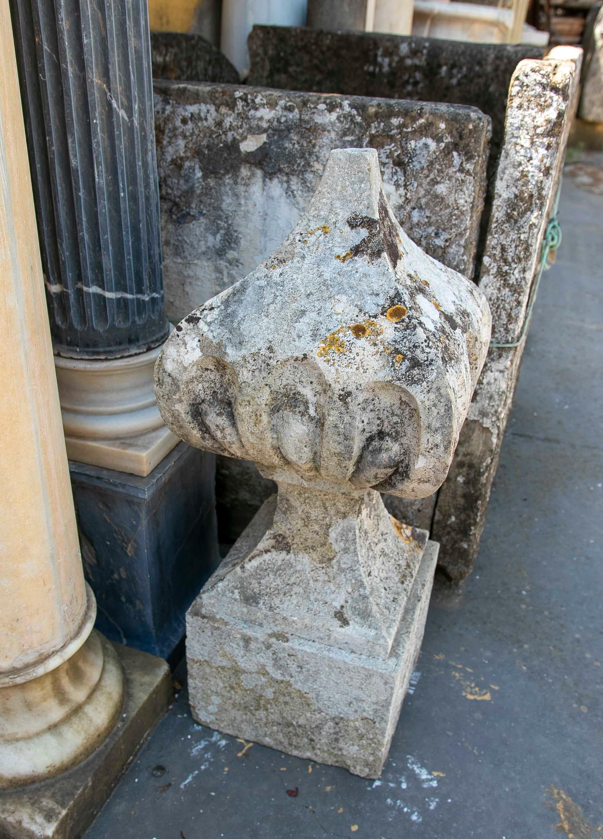 Sculpté à la main Épis de faîtage en pierre avec décoration godronnée sur le dessus et base carrée en vente
