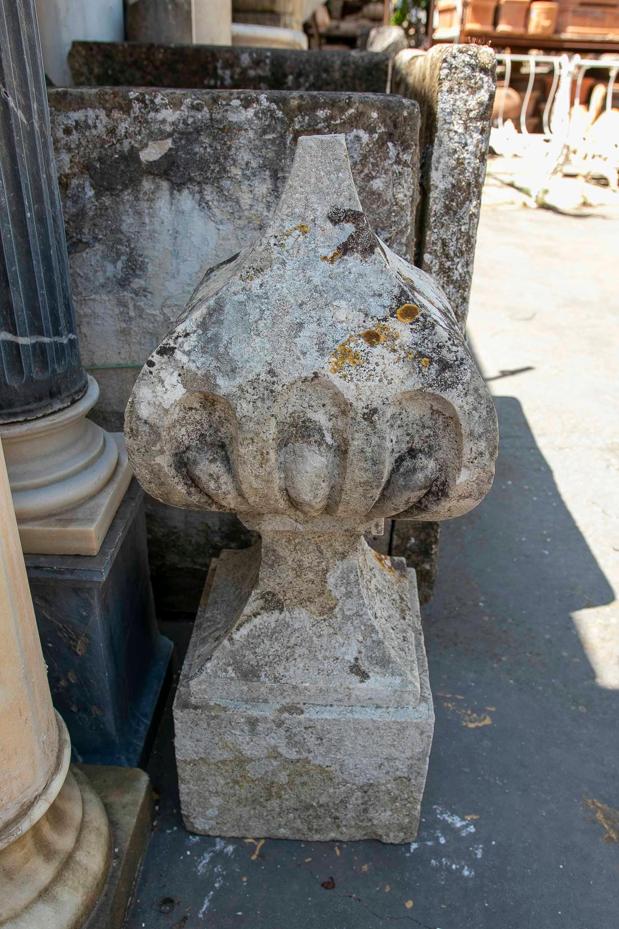 Stone Finial with Gadrooned Decoration on top and Square Base In Good Condition For Sale In Marbella, ES