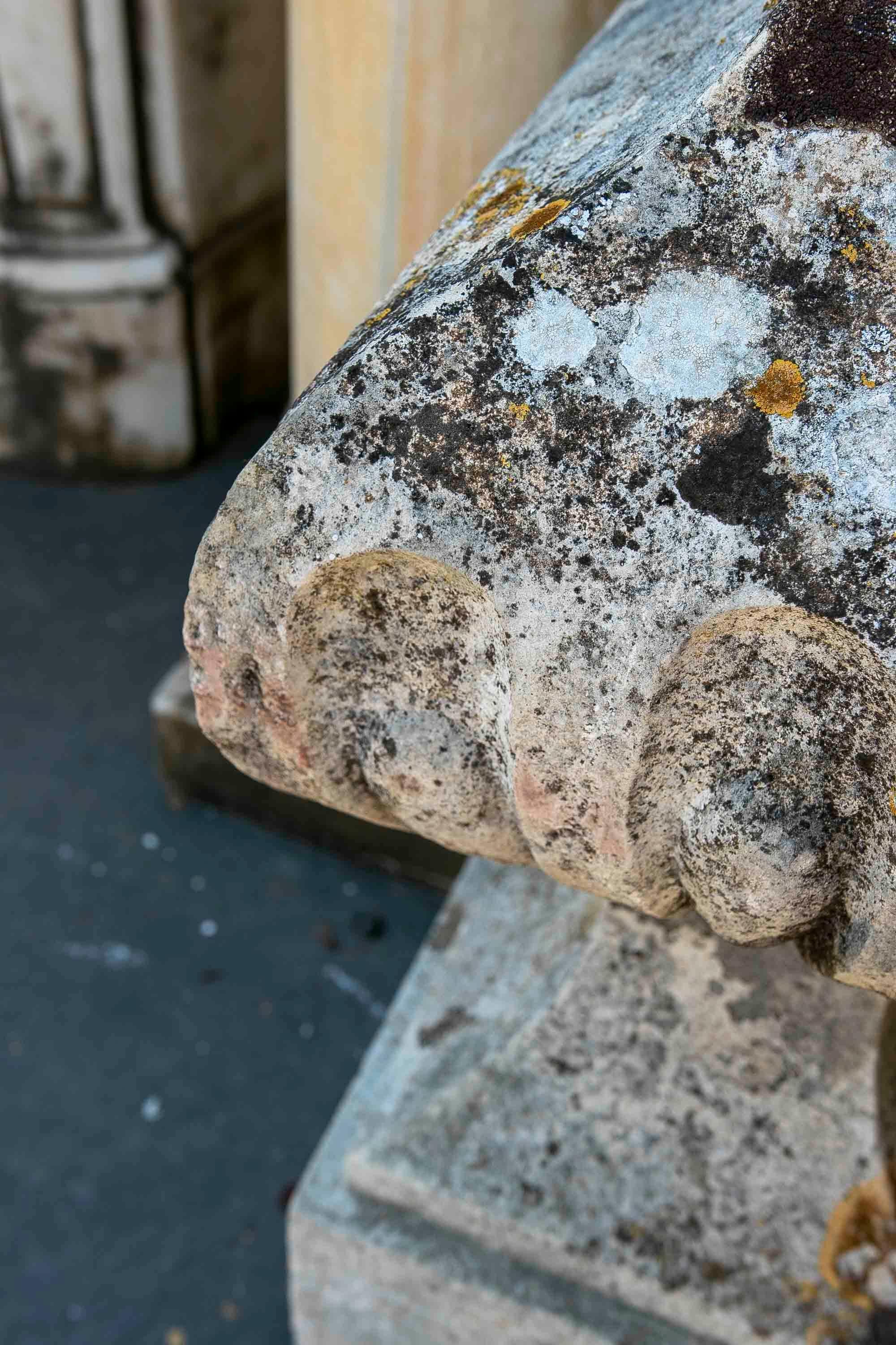 Épis de faîtage en pierre avec décoration godronnée sur le dessus et base carrée en vente 1