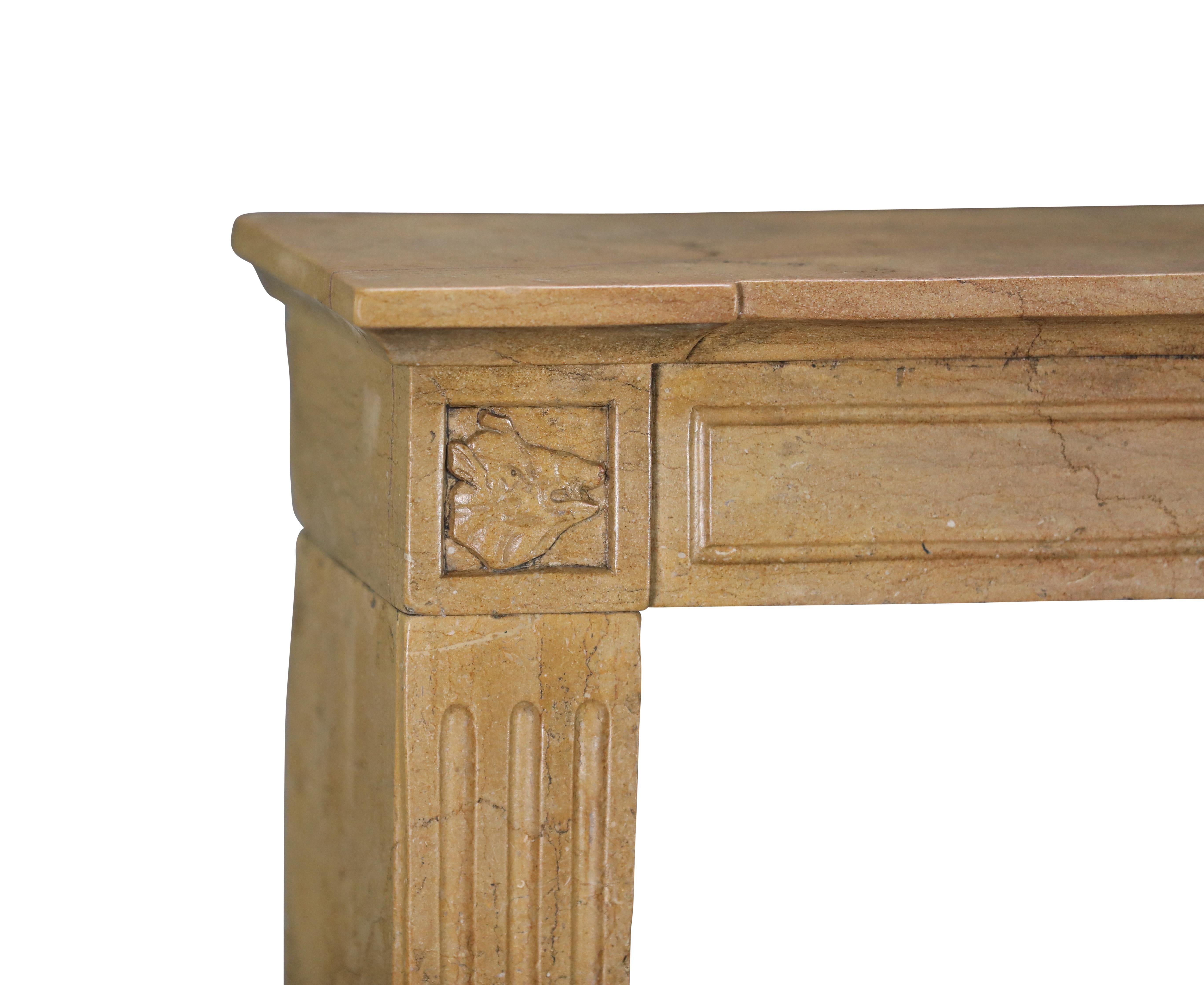 Kaminsims aus Stein mit Wildfisch und rotem De Baviere-Hundkopf-Detail im Angebot 3
