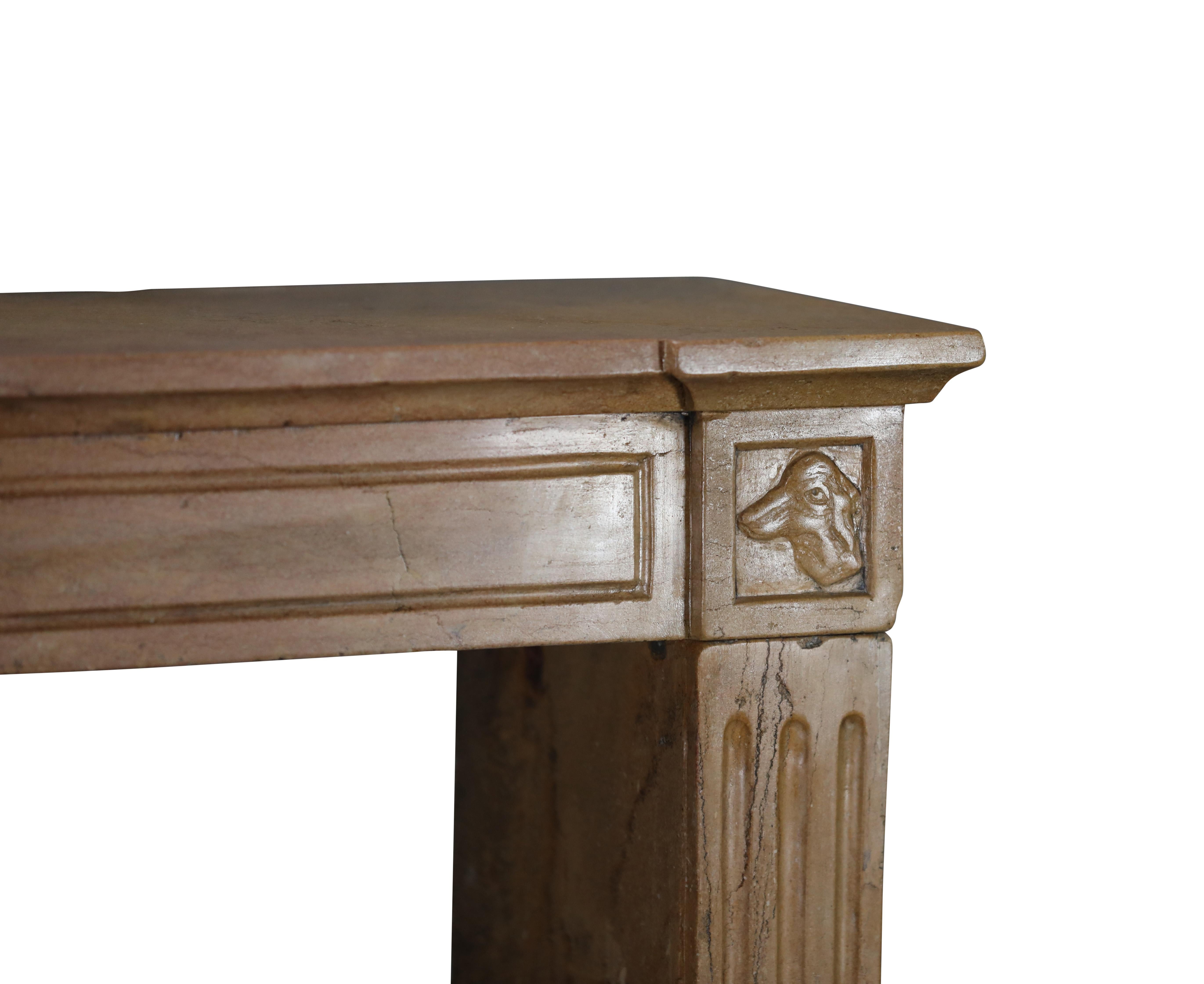 Kaminsims aus Stein mit Wildfisch und rotem De Baviere-Hundkopf-Detail im Angebot 4
