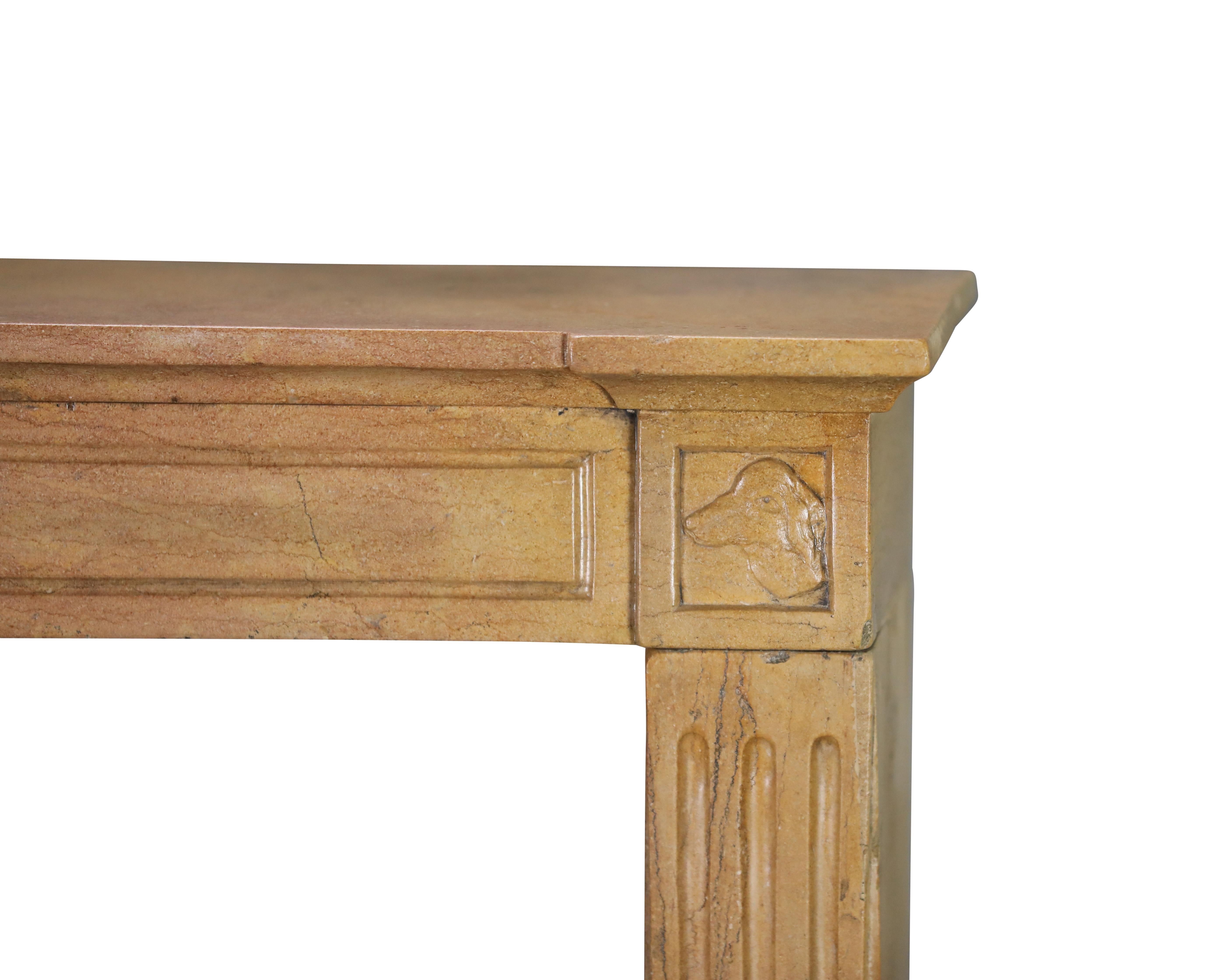 Kaminsims aus Stein mit Wildfisch und rotem De Baviere-Hundkopf-Detail im Angebot 2