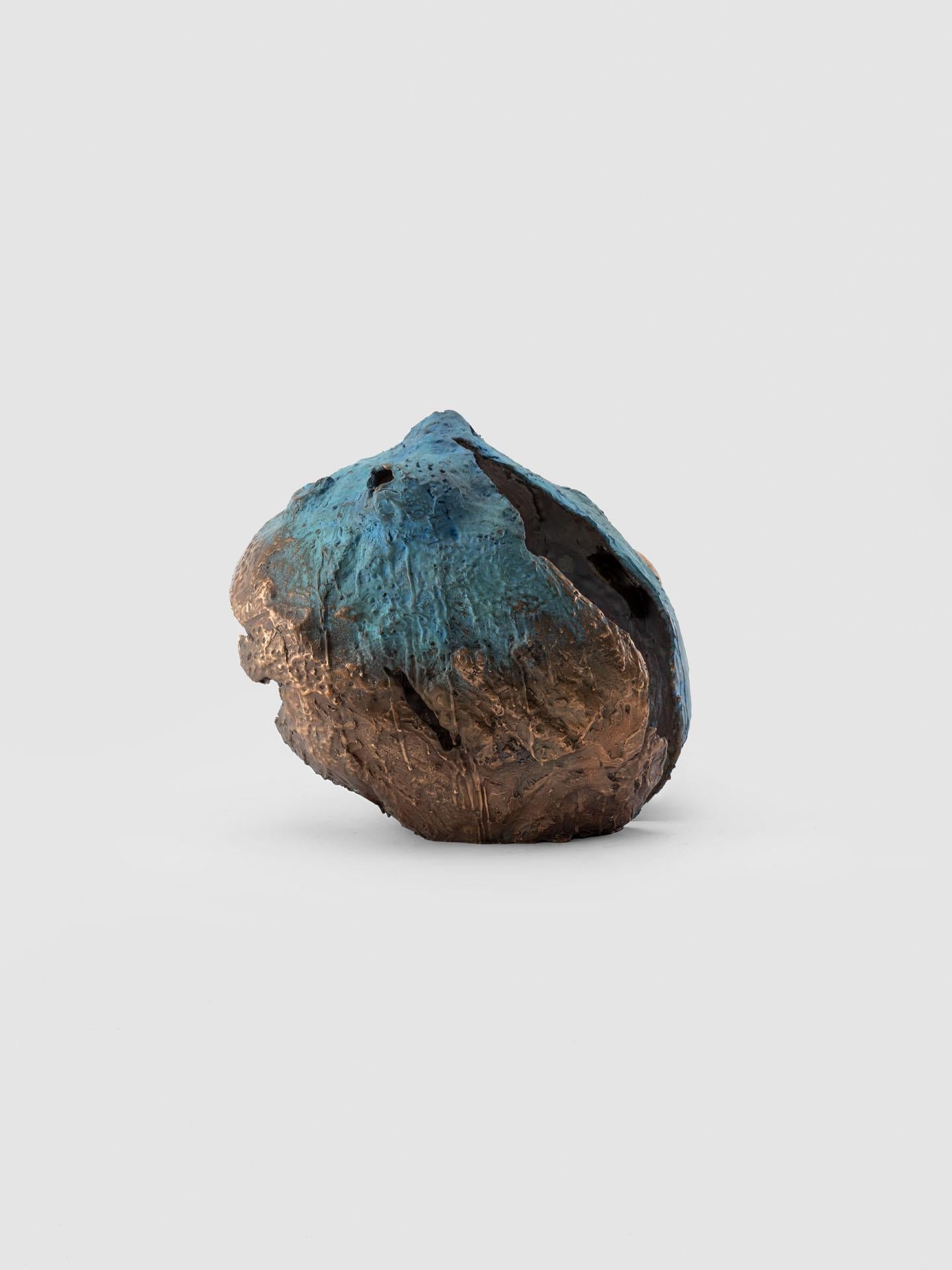 Moderno Pesce di pietra, scultura contemporanea in bronzo fuso, patina blu in vendita