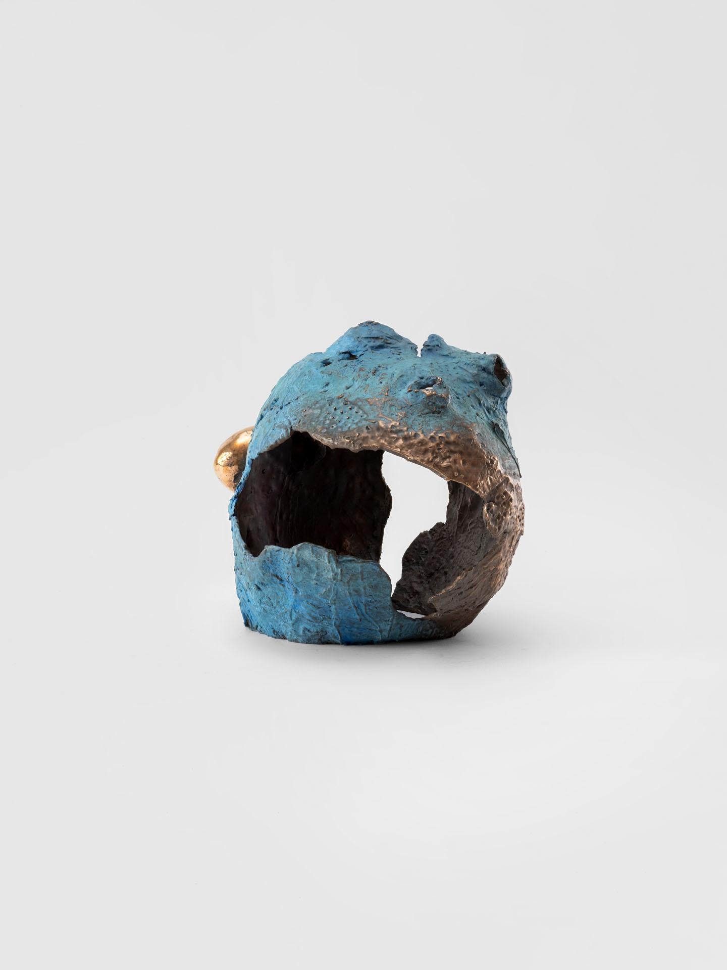 Italiano Pesce di pietra, scultura contemporanea in bronzo fuso, patina blu in vendita