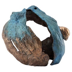 Poisson en pierre, sculpture contemporaine en bronze coulé, patine bleue