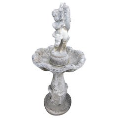 fuente de jardín de piedra con putto tallado, Italia