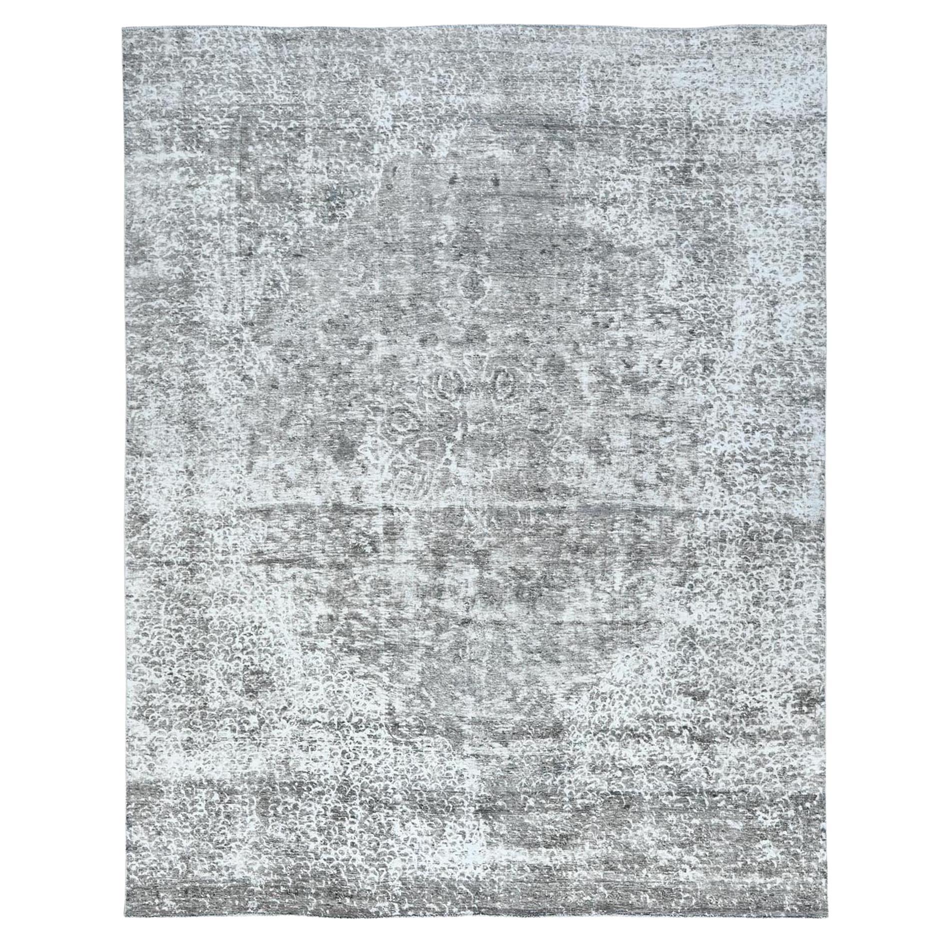 Steingrauer handgeknüpfter alter persischer Täbris-Teppich aus Wolle mit rustikalem, getragenem Daunenmuster