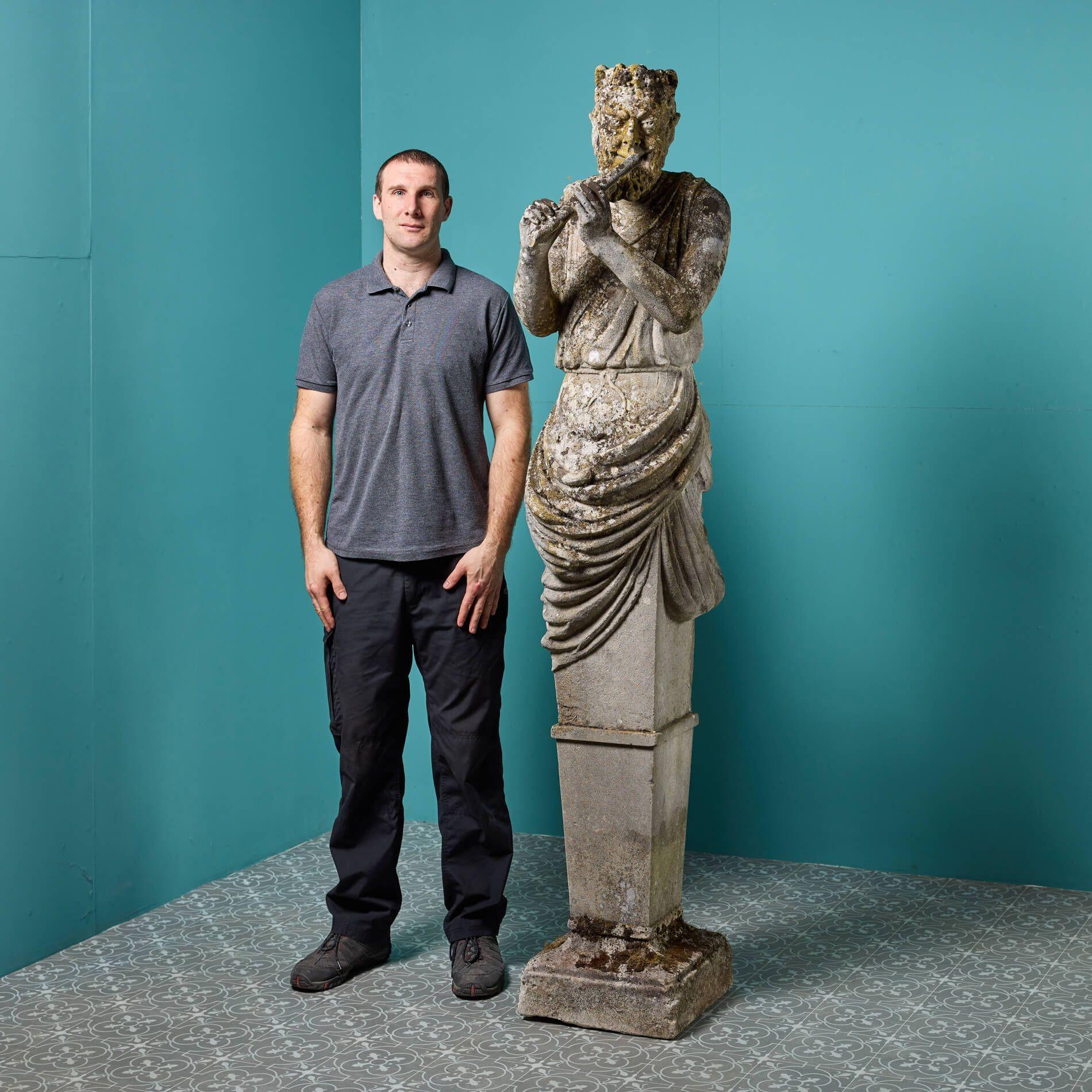 Pan, l'un des plus anciens dieux grecs, est représenté ici en pierre calcaire de Portland, dans un style de grande taille. Associée à la Nature, aux bois et aux pâturages, cette statue de jardin Pan a une apparence mythique, ses traits sculptés vifs