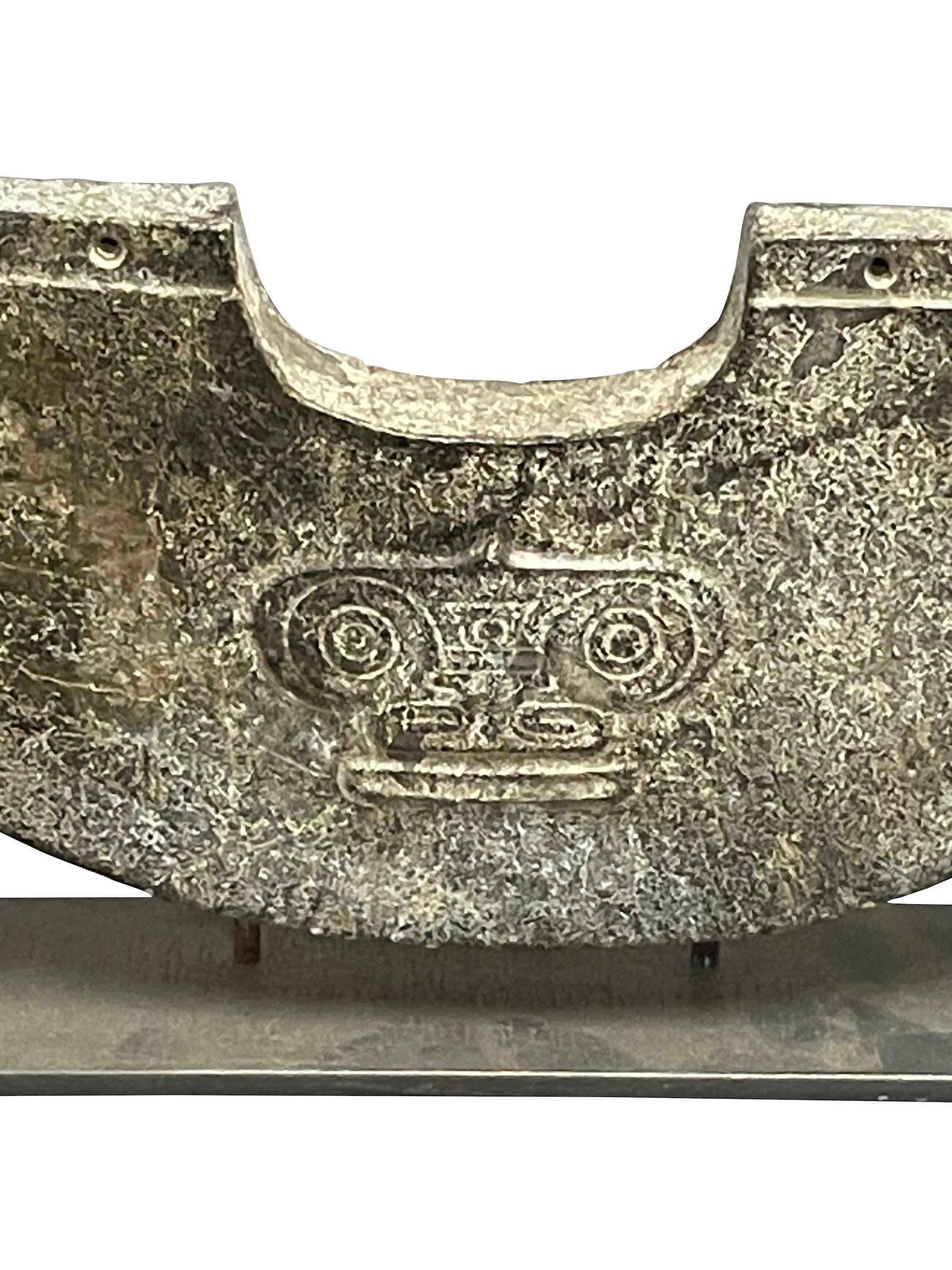 Stone Handgeschnitzte Halbkreisscheibe auf Metall Stand, China, Contemporary (Chinesisch)