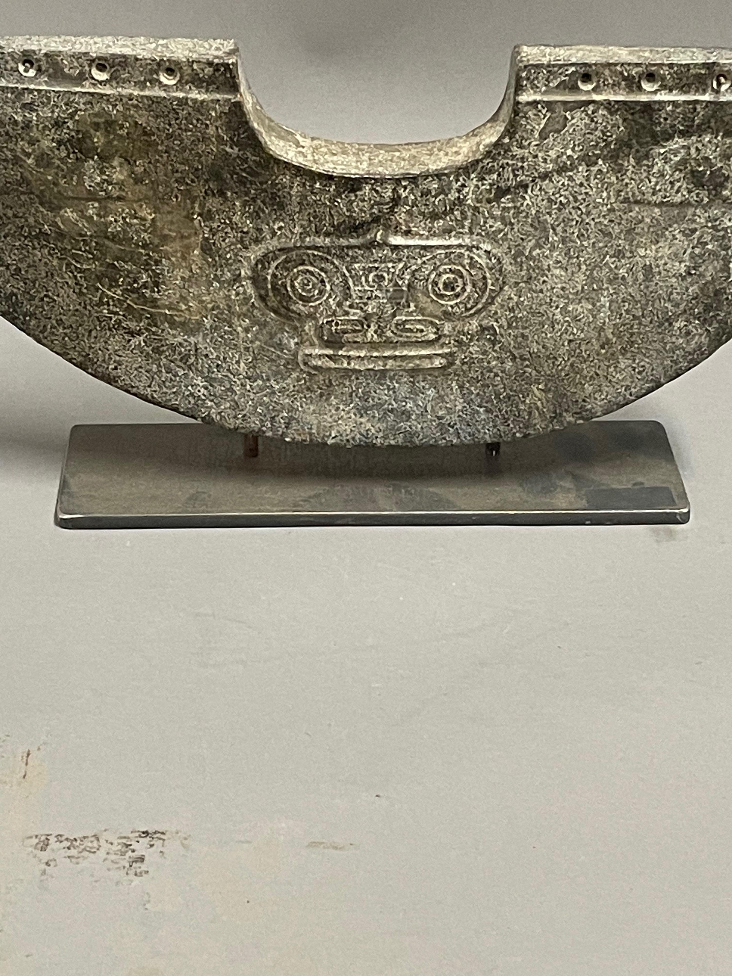 Stone Handgeschnitzte Halbkreisscheibe auf Metall Stand, China, Contemporary im Zustand „Neu“ in New York, NY