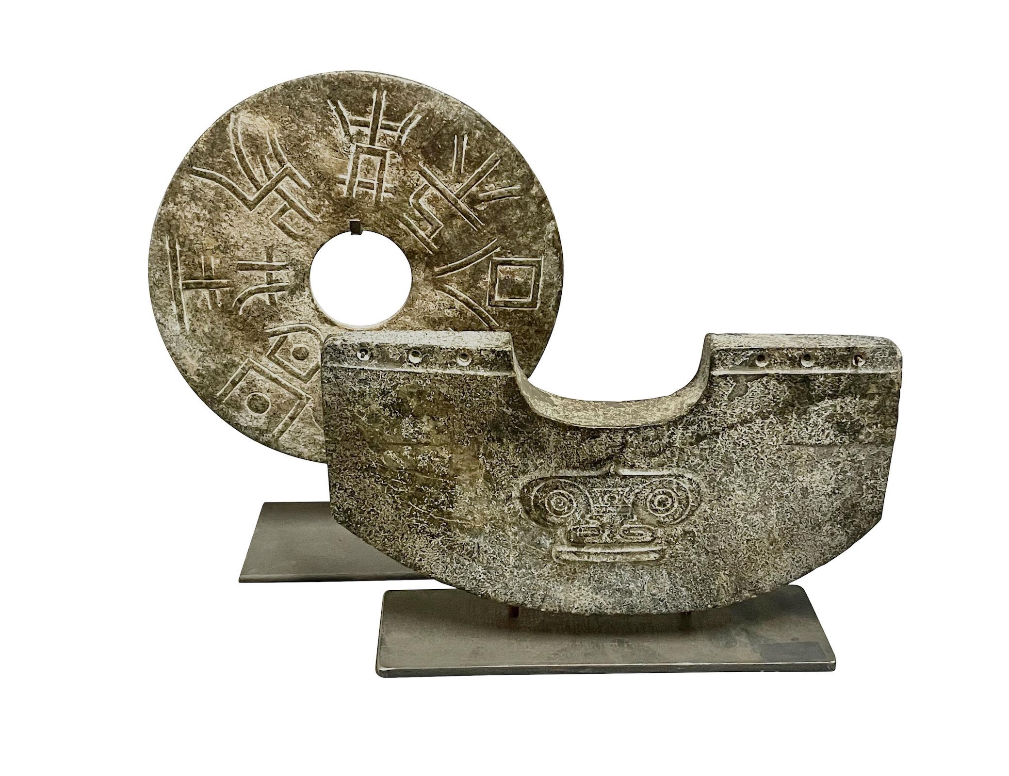 Stone Handgeschnitzte Halbkreisscheibe auf Metall Stand, China, Contemporary (Stein)