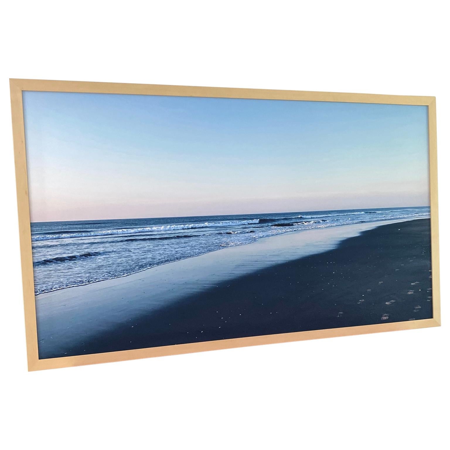 Grande quadro firmato di Sunrise in Stone Harbor Stampa su tela
L'immagine ha i colori incredibili del blu e del rosso dell'alba con le impronte nella sabbia. 

L'opera è incorniciata in una cornice di colore beige chiaro.