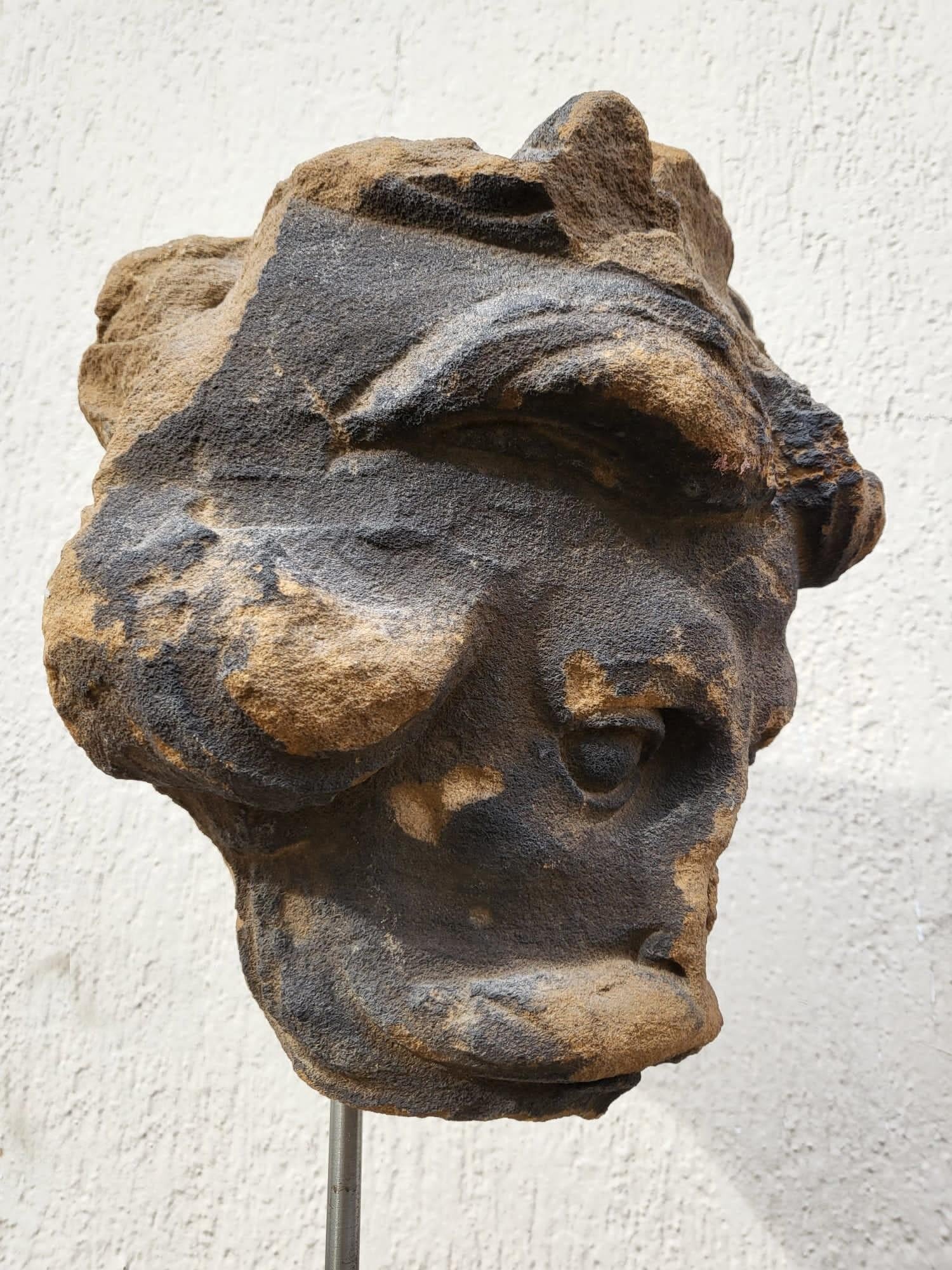 Sculpted stone head on a modern base, of a mustachioed man

According to the 1983 sales certificate, it would be a 17th century sculpture, even before, of United Kingdom or Ireland origin

Total height 46cm
Height of the base 27cm
Diameter of the